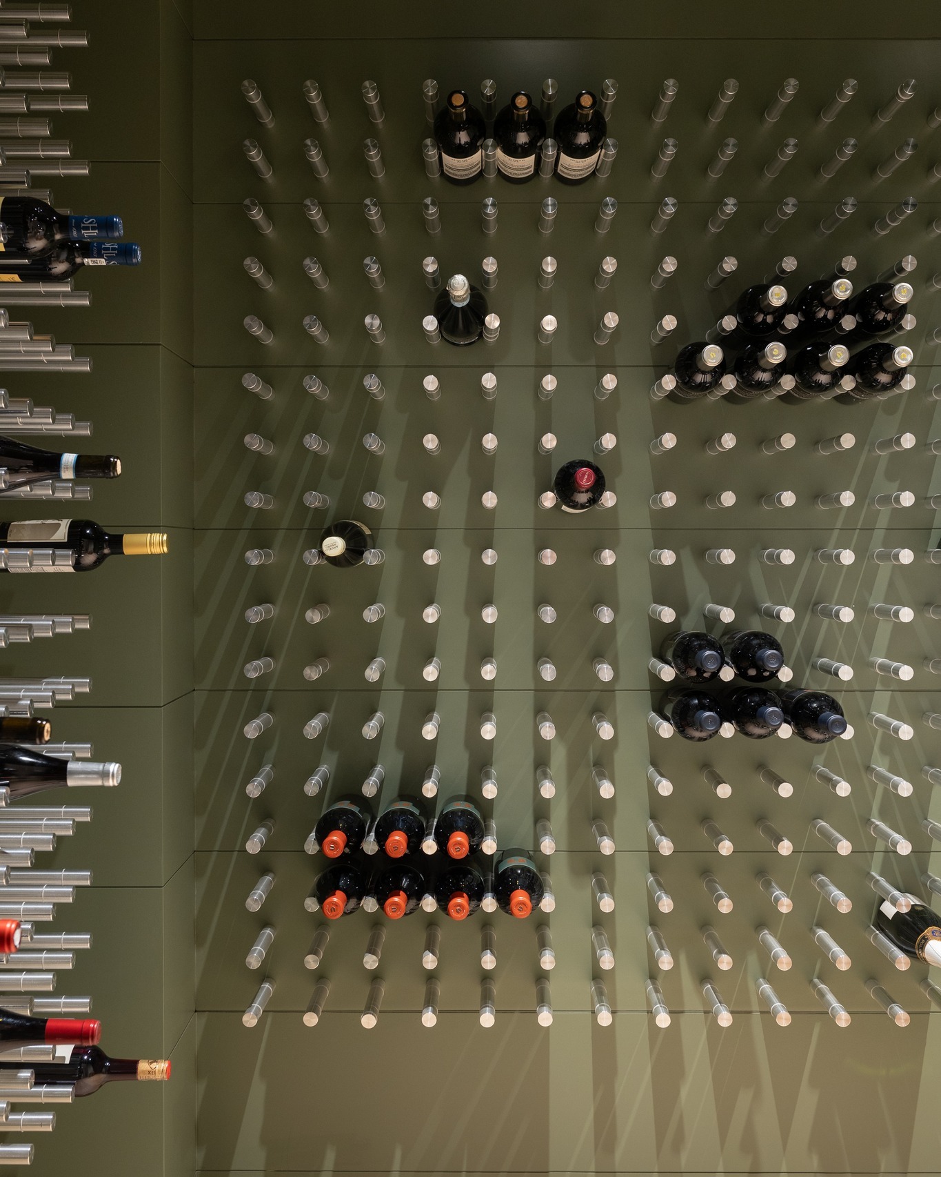 Every rod placed with precision. Every panel aligned to the millimeter.
Swipe to see the craftsmanship up close. 🍷
Photograph: @emilyobrienphoto_design
Architect: @mcalpinehouse
Interior Design: @changoandco
#LuxuryBuilder #CustomWineWall #ArchitecturalDetails #ModernLuxuryHome #FineHomeBuilding