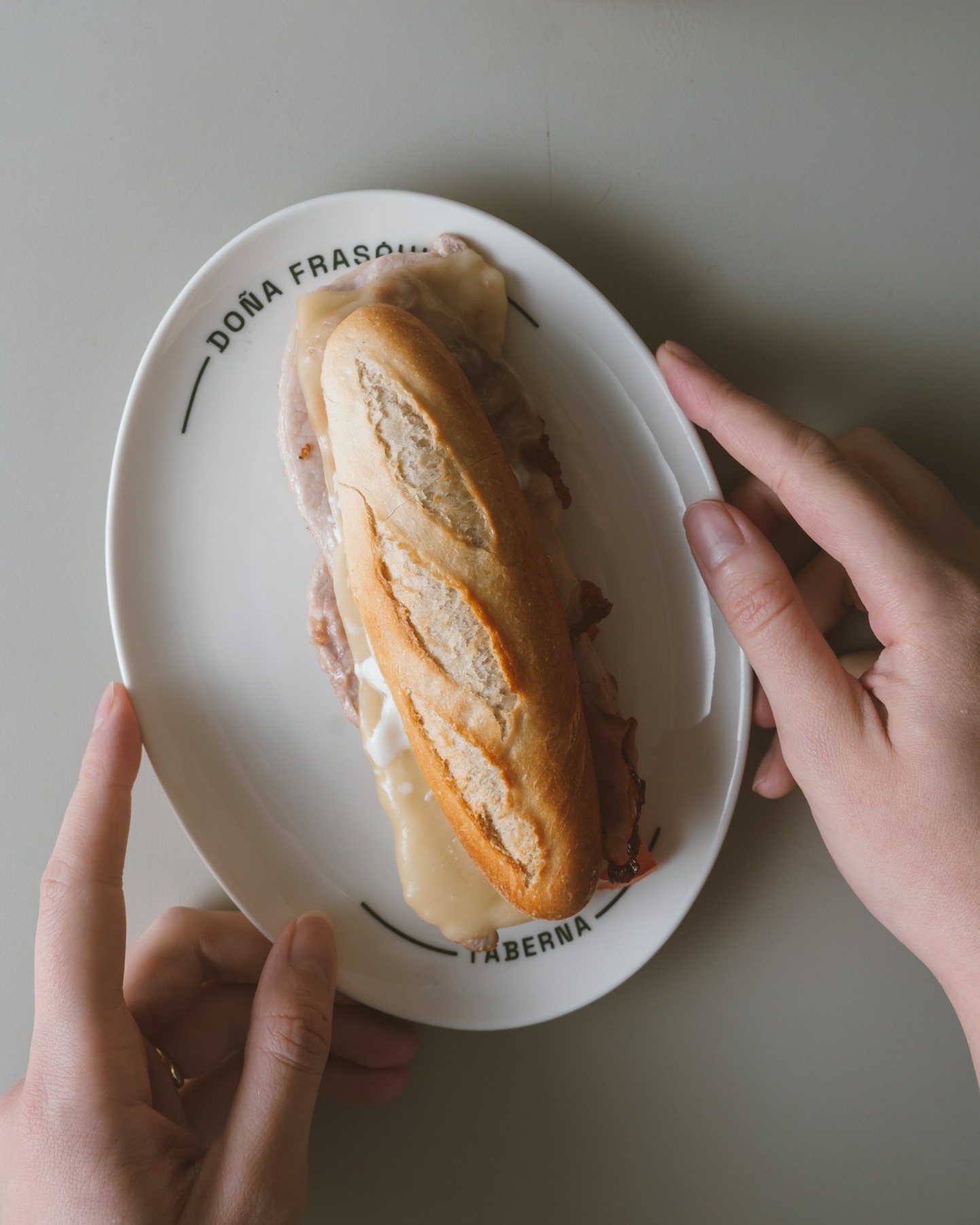 Todo el mundo sabe que un MONTADITO es 50% el pan y 50% lo de dentro 👉🏼 Este Montadito Piripi que te guste es 100% seguro.
Bacon, queso, lomo y su pan calentito. Esto es gloria.
-
#taberna #sanfernando #doñafrasquita #cocina