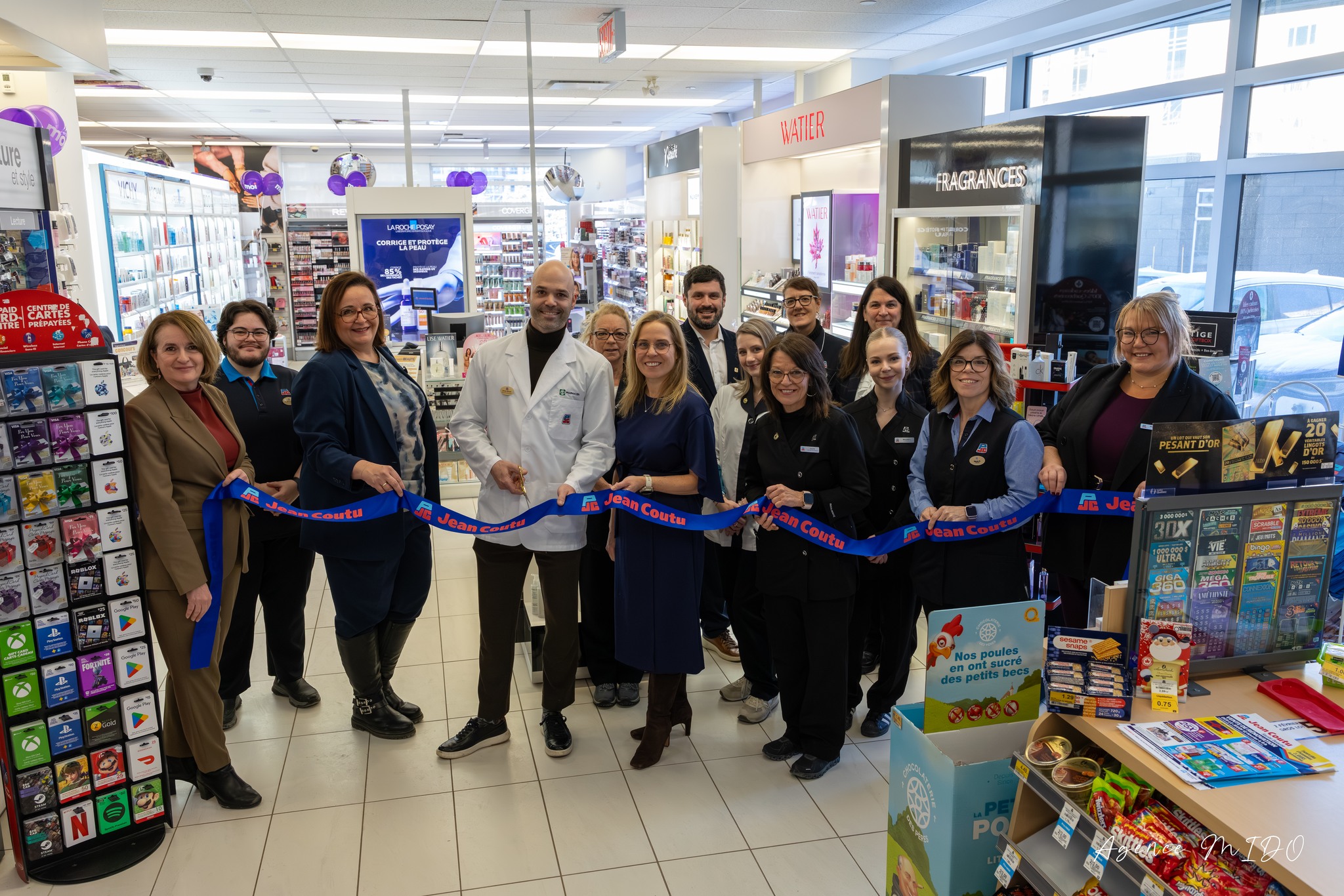 Quelle belle matinée du côté de la succursale @pjcjeancoutu 456 à Saint-Romuald, où nous avons eu le plaisir d’assurer la couverture photo officielle de leur inauguration, suite à la réalisation de travaux majeurs sur la succursale. ✂️
Après avoir couvert l’inauguration post-travaux de la succursale de Saint-David il y a quelques mois, c’est un vrai plaisir pour nous de collaborer à nouveau avec le Groupe @pjcjeancoutu pour immortaliser un autre moment marquant à Lévis. ☝
L’organisation était impeccable, l’ambiance positive, et on a capté une belle variété d’images : la succursale elle-même, les moments clés de la cérémonie (coupure du ruban, allocutions, etc.) et les échanges sur place. 📸
Merci encore pour votre confiance renouvelée ! 🤝
#PhotographieProfessionnelle #Inauguration #ÉvénementCorporatif #PhotoÉvénementielle #JeanCoutu #SaintRomuald #Lévis #Québec