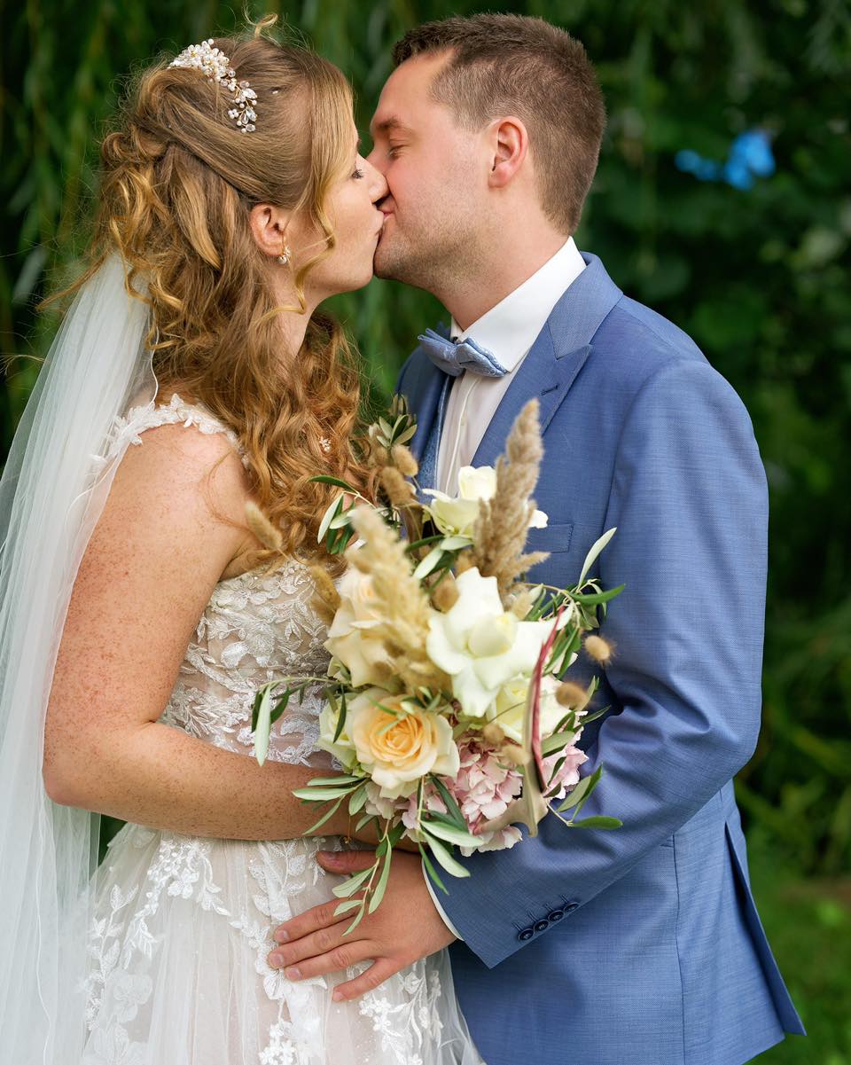 Joelina & Lucas 🤍
Es war nicht nur ein Kuss.
Es war ein Versprechen.
Ein Innehalten zwischen all den Stimmen.
Ein Moment, in dem die Welt kurz still wurde.
Zwei Menschen.
Ein Gefühl.
Ein Anfang für immer.
Genau diese Sekunden sind es, die bleiben – lange nachdem der Tag vorbei ist.
Wer von euch träumt gerade von seinem eigenen „Für immer“? 👇
#jolinaundlucas #brautpaar #hochzeitsfotograf #hochzeitsfotografie #hochzeitsreportage #hochzeit2026 #hochzeit2027 #justmarried #weddinggermany #weddingphotographer #hochzeitbrandenburg #hochzeitsfotografbrandenburg #hochzeitsfotografberlin #hochzeitberlin #neuruppin #ostprignitzruppin #heirateninbrandenburg #emotionalehochzeit #authentischehochzeit #hochzeitsmomente #frankefotografie