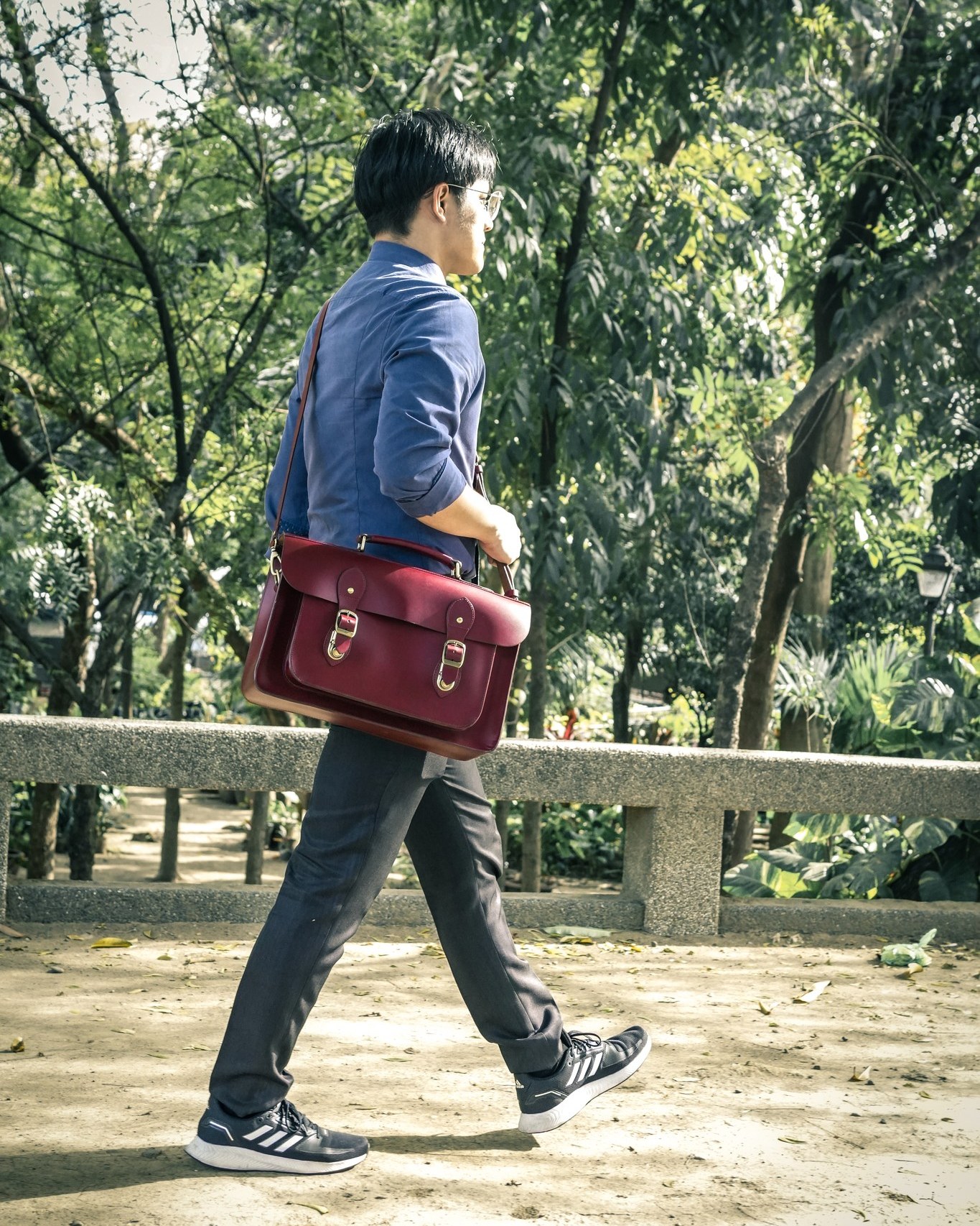 Monday commute mode: ON☕💼 Back to meetings, back to goals, back to building the life we prayed for. Good thing the Lukas Satchel keeps up... laptop, planner, and all the boss energy you need✨
💼 Lukas Satchel - Oxblood
📍SM Megamall, 3rd Level, Mega B
💳 www.thesch#mondaymotivation
#TheSchoolofSatchel #LukasSatchel #Satchel #premiumleatherbag #mondaymotivation