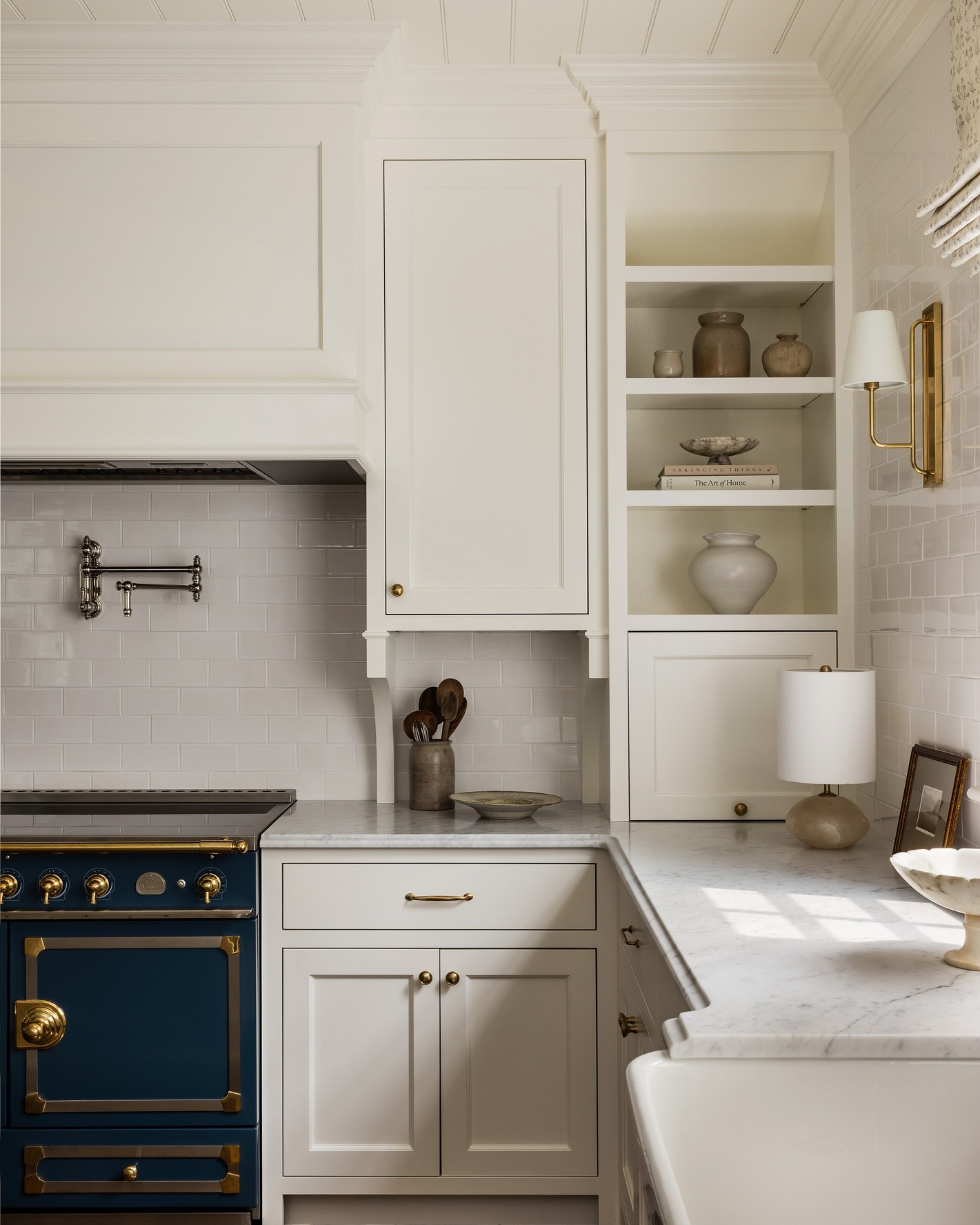 Built with proportion in mind.
Inset cabinetry, stacked crown, and seamless marble integration finished with precision at every line.
Photography: @joyellewest
Interior Design: @barkoffcoppola.interiors
Architect: @patrickahearnarchitect
#LuxuryBuilder #CustomHomeDesign #KitchenInspiration #HighEndHomes #TimelessInteriors