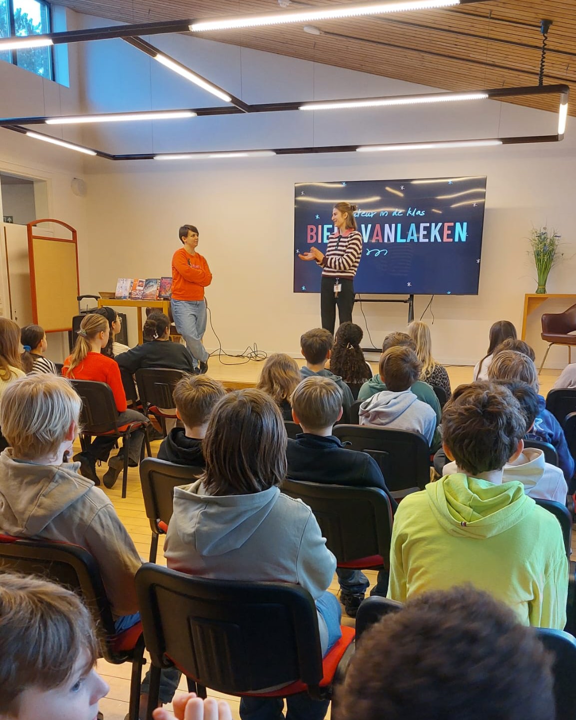 Maart is jaarlijks Jeugdboekenmaand en Bibliotheek Deinze organiseert daarom deze maand al een reeks gratis lezingen door schrijvers van jeugdboeken. Vanuit de lessen Nederlands vierden onze 1A-klassen van beide campussen mee. Zij maakten ter plaatse in de bib kennis met actrice, schrijfster en (toneel)regisseur Bieke Vanlaeken. Die overtuigde hen op een enthousiaste en activerende manier van de kracht van verbeelding en waarom dunne boeken niet altijd beter zijn dan dikke! 📚