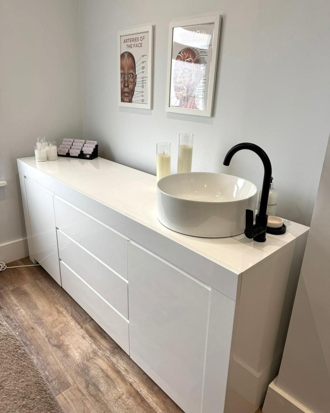 Not quite found “the one” yet?
You’ve discovered our no mains water connection units, had a browse through the standard range… but you’re looking for something that fits your space, your decor and feels a little more you 👌
That’s where our bespoke options come in.
From size and storage to colours, finishes and those all-important details, we can create a unit that works beautifully in your space and looks exactly how you want it to!
What colour combo would you like to see? White and gold is always popular, as is black and gold.. We've also done a blue and silver before 😮
#selfcontainedsink #portablebasin #nonplumbedsink #ukhomesalon #nomainswaterconnection #ukbusiness #homesalons