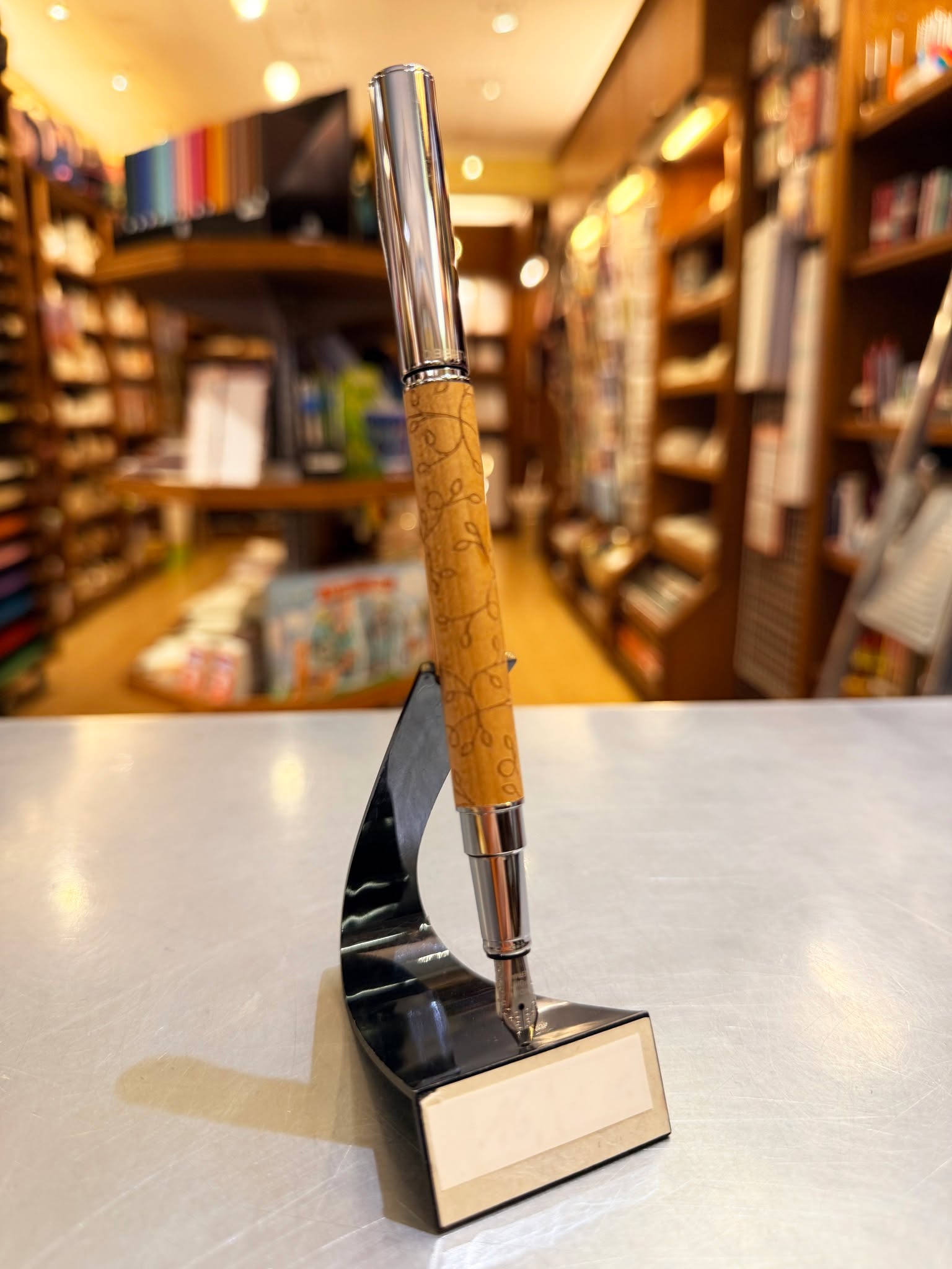 ✒️ La beauté de l’écriture commence par le bon geste…
Stylos raffinés, matières nobles et lignes élégantes :
chez Arteplan, l’écriture devient un véritable art de vivre.
Pour écrire, signer ou simplement savourer le plaisir des belles lettres, ces instruments transforment chaque mot en un moment précieux.
Et parce qu’un bel objet fait toujours plaisir, ils sont aussi une superbe idée cadeau, à offrir ou à s’offrir.
🖋️ Le plaisir d’écrire, tout simplement.
📍 À découvrir en magasin à La Hulpe.
Arteplan Print Office & Shop
Rue François Dubois 49
1310 La Hulpe
☎️ 02 654 02 87
🌐 www.arteplan.be
#Papeterie #PapeterieDeQualite #Arteplan #LaHulpe #CommerceLocal
#AcheterLocal #BelleEcriture #PlaisirDEcrire #ArtDEcrire #EcritureManuelle #StyloPlume #StylosDeQualite