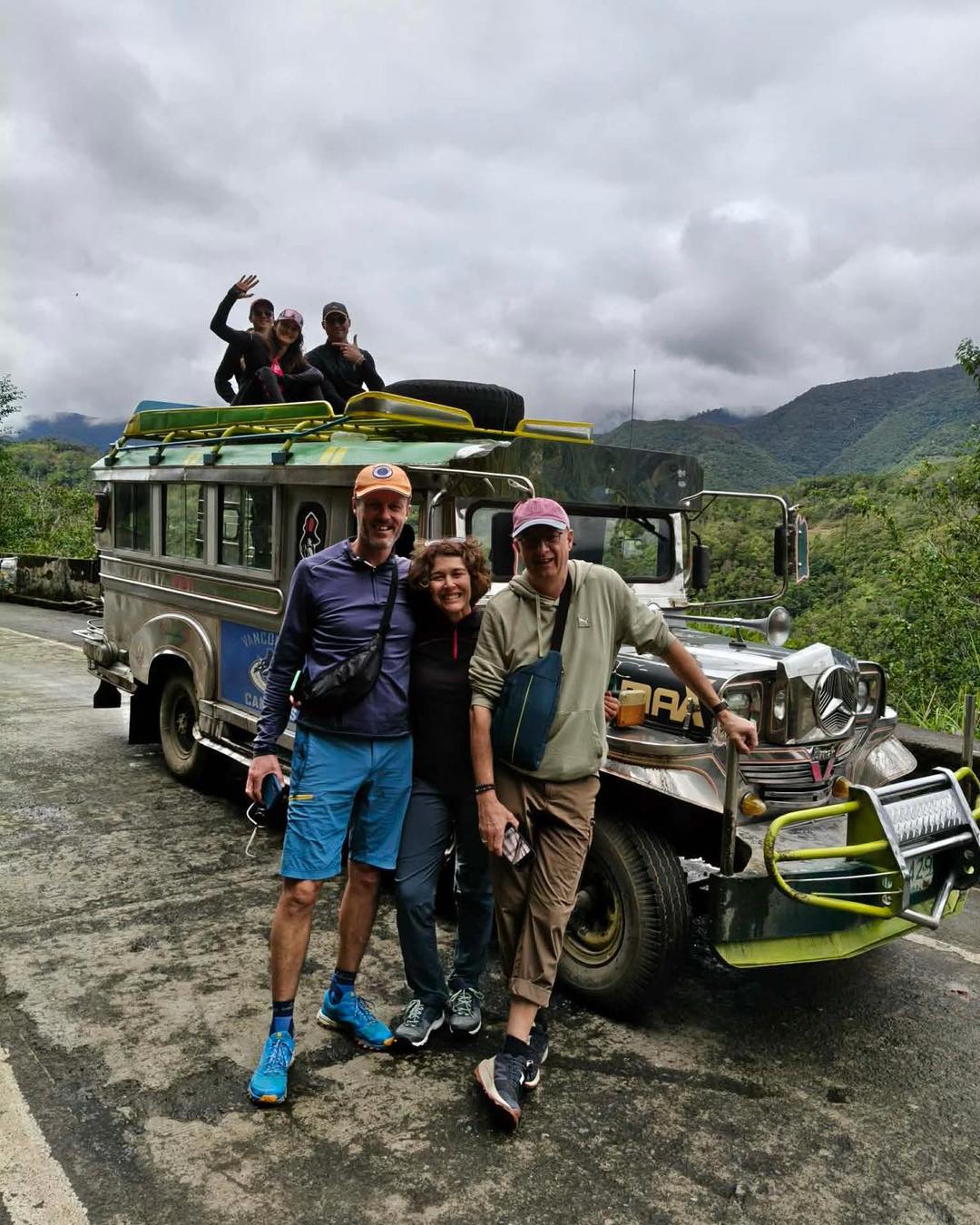 Suspendus entre ciel et montagne, au cœur des rizières en terrasse de Banaue et Batad…
Des paysages sculptés par la main de l’homme vieux de 2000 ans, une nature majestueuse, et la douceur d’un accueil sincère.
Les Ifugao nous ont partagé bien plus que leurs terres : une culture vivante, précieuse, où l’essentiel est encore preservé.
Quelques jours très inspirants et ressourçants hors du temps et du monde, en famille, gravés pour longtemps. 💚
#Philippines #Banaue #Batad #Ifugao #RiceTerraces #mabutik @followers