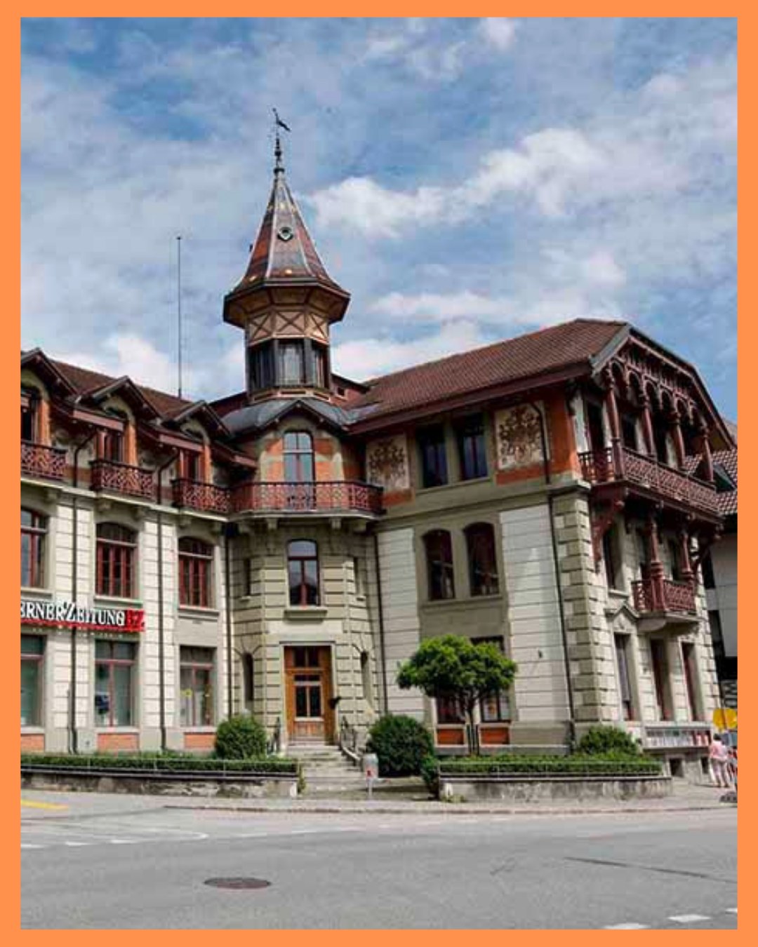 🏘️ Häuser erzählen Geschichte – wenn man genau hinschaut.
Am Sonntag, 22. Februar 2026, laden wir zur öffentlichen Dorfführung „Häuser und Geschichten“ ein. Gemeinsam mit Ersilia Bischof entdecken wir Langnau aus einer neuen Perspektive – draussen im Dorf und mit Blick auf seine markanten Bauten.
Auf dem Foto zu sehen ist das Haus "Blettli", erbaut 1892 als Druckerei des Emmenthaler Blattes. Mit seiner steinernen Fassade, den groben Eckquadern, Balkonen mit Holzschnitzereien und dem kleinen Türmchen wirkt das Gebäude fast wie eine Mischung aus mittelalterlicher Burg und Renaissancepalast. Historisierende Architektur war um 1900 modern – doch nirgends in Langnau zeigt sie sich so dekorativ und mächtig wie hier. Das Haus markiert zudem einen Wendepunkt: Bis dahin war diese Seite der Dorfstrasse von eher bäuerlichen Bauten geprägt.
🕚 11.00–11.45 Uhr
📍 Führung im Dorf
💬 Deutsch
💰 CHF 5.– pro Person zzgl. Museumseintritt
❗ Keine Anmeldung erforderlich
👉 Weitere Infos: regionalmuseum-langnau.ch
@emmentalvalley @gemeinde_langnau @switzerlandde @madeinbern @ilove_bern @switzerland