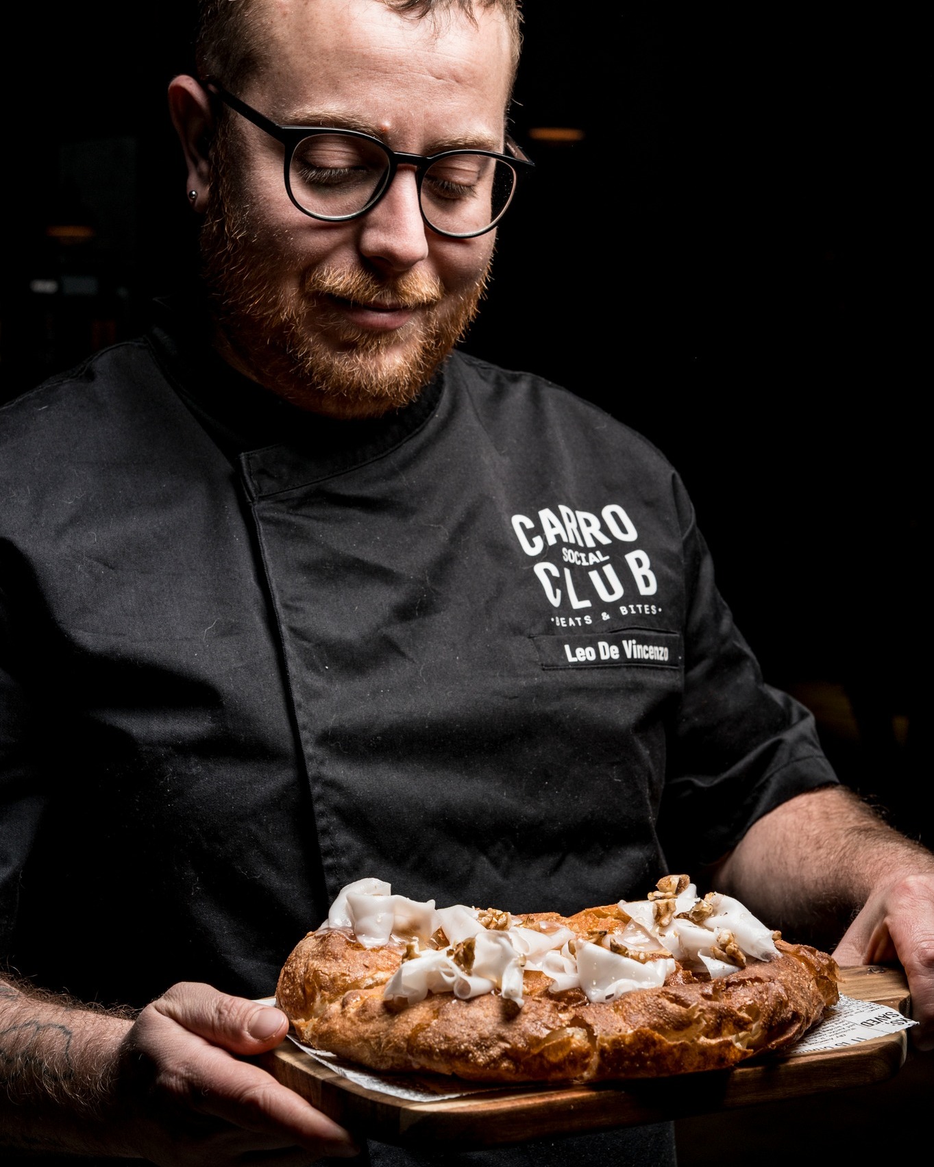 Trovatevi qualcuno che vi guardi come il nostro chef Leo guarda le sue focacce. 😍
Impasto fatto in casa, lievitazione lenta, ingredienti scelti uno a uno e quel profumo che arriva al tavolo ancora prima del piatto.
Croccanti fuori, morbide dentro, perfette da condividere… o da non condividere affatto.
Lardo, miele e noci e Scarola ripassata, alici e stracciatella. Due caratteri diversi, stesso livello di goduria.
Da Carro Social Club le focacce non sono un contorno.
Sono una dichiarazione d’amore. 🫶🍕
#CarroSocialClub #FattoInCasa #Focacce #ComfortFood #BeatsAndBites