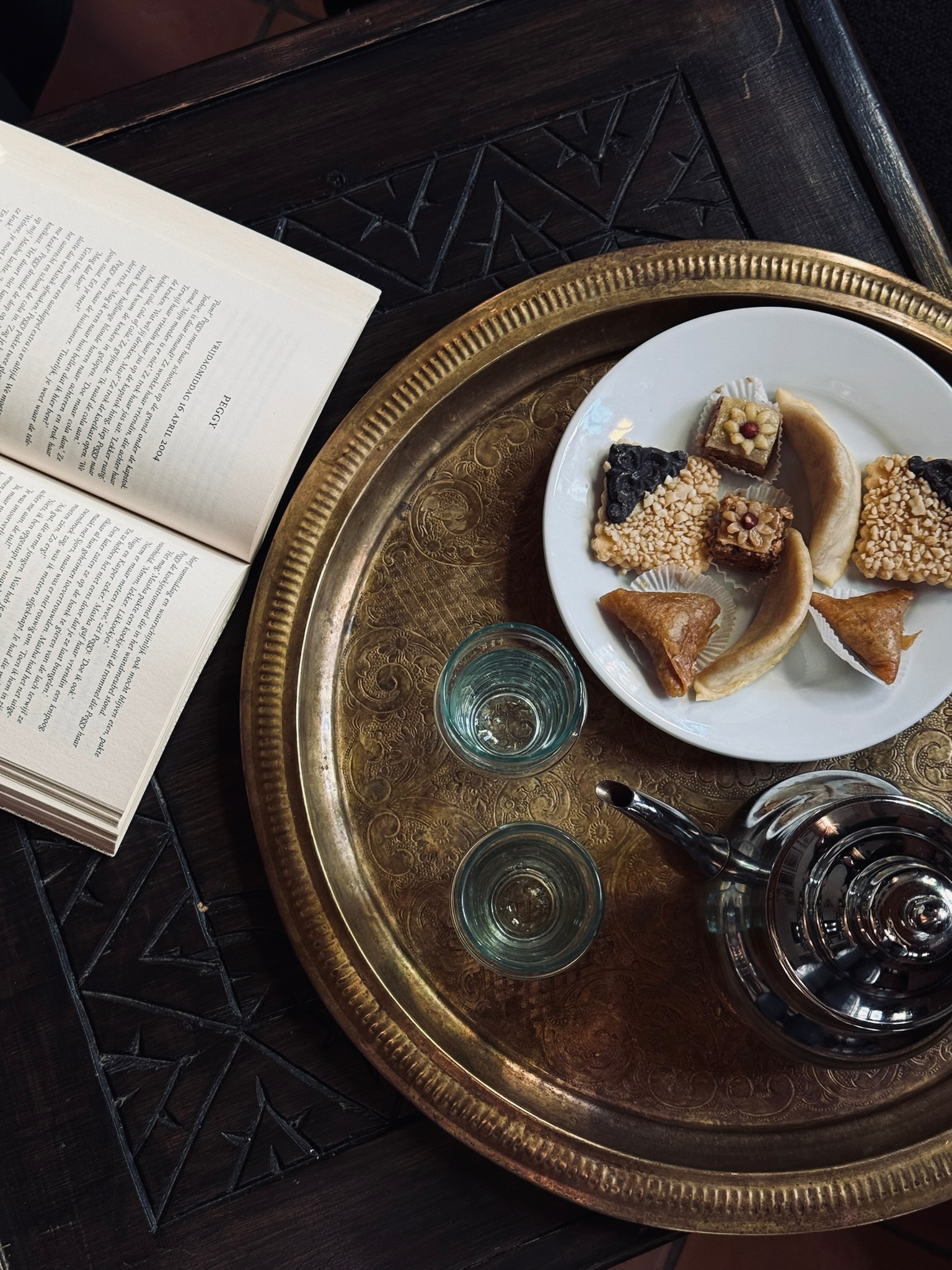 Parce que le Ramadan, c’est aussi savourer ces instants gourmands partagés… Thé à la menthe, douceurs marocaines et plaisirs sucrés pour prolonger la soirée en douceur.
#FtourTime #RamadanMoments #ThéÀLaMenthe #DouceursMarocaines