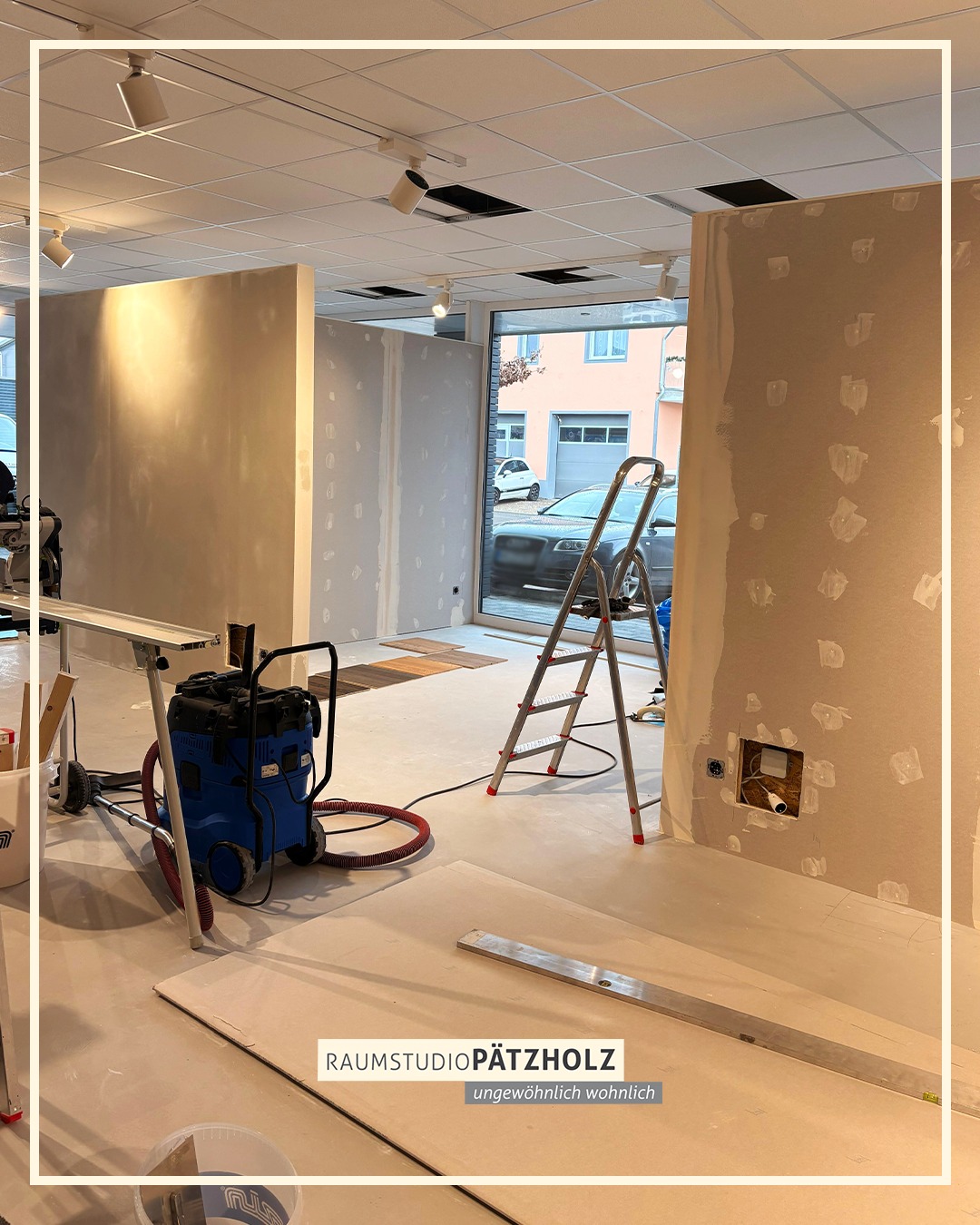 Wir bauen um – und schaffen Platz für neue Wohnideen! 🔨✨
Schon bald kannst du dich von unserer neuen, noch größeren Auswahl an Möglichkeiten inspirieren lassen, dein Zuhause noch schöner zu gestalten.
Nach dem Umbau beraten wir dich wieder persönlich zu Stil, Farben und Materialien und präsentieren dir die neuesten Trends sowie spannende Produktneuheiten.
www.raumstudio.com
#WirBauenUm #Wohninspiration #InteriorDesign #Stilberatung #Wohntrends