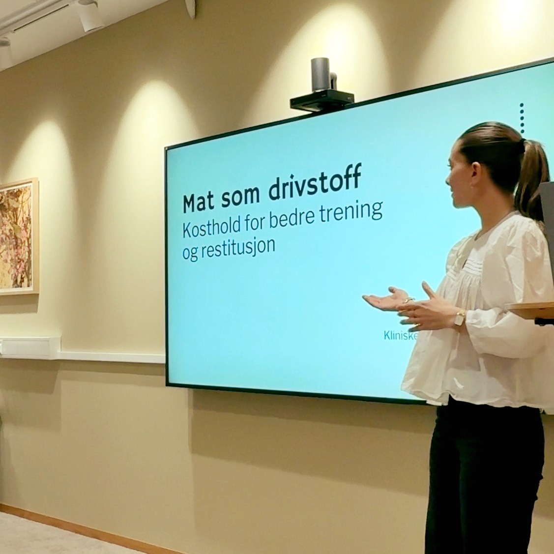 Denne uken var Albena hos Sammen og snakket om noe vi brenner skikkelig for: Mat som drivstoff ⚡️
Det er så gøy å se engasjementet når vi knuser noen myter om hva man faktisk trenger for å prestere på trening og i hverdagen.
Men helse er jo mer enn bare bensin på tanken. Derfor flytter vi fokuset litt til neste foredrag:
Den 5. mars skal Anna snakke om det mentale, og hvordan man faktisk kan slippe det evige matstresset og den dårlige samvittigheten.
Dette er en serie gratisforedrag for studenter i Bergen i regi av vår samarbeidspartner Sammen Psykisk Helse. Akkurat nå er det ledige plasser igjen! Sjekk lenken i bio om du vil bli med!
Håper vi ses der 👋
Tips: følg oss på sosiale media eller meld deg på vår nyhetsbrev for å få vite når vårt neste foredrag er.
#kosthold #ernæring #ernære #kliniskernæringsfyiolog #treningsmat #proteinrikmat #sportsernæring