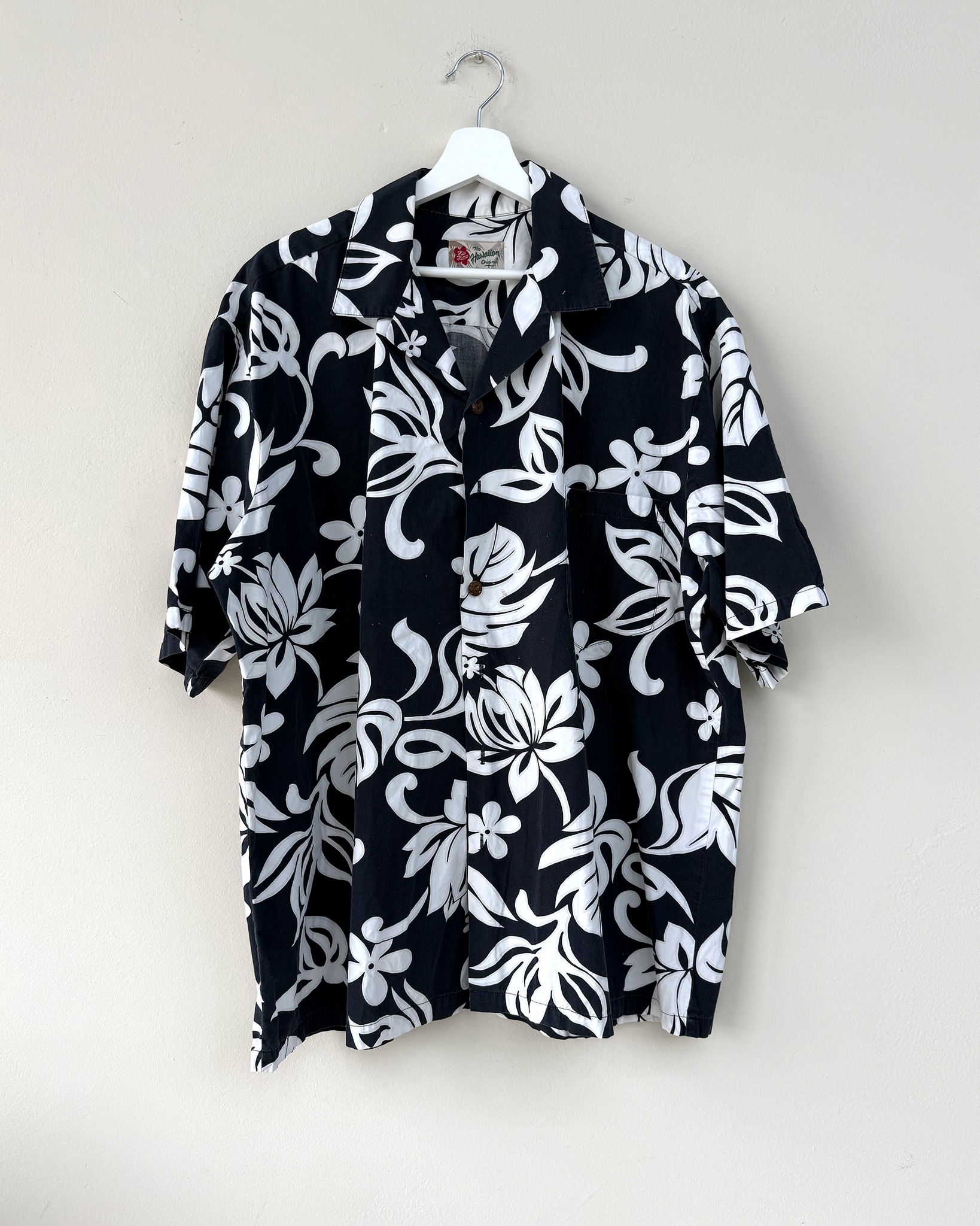 Contrasto tropicale. Eleganza rilassata. 🌺
In vendita camicia hawaiiana (Aloha) con base blu scuro / nera e stampa floreale tropicale bianca a contrasto. Un classico estivo che unisce carattere e versatilità.
🌴 Caratteristiche principali
🔹 Design: fiori di ibisco e foglie tropicali all-over
🔹 Colore: fondo scuro con stampa bianca
🔹 Materiale: cotone, popeline o rayon leggero, ideale per il caldo
🔹 Dettagli: colletto a rever, maniche corte
🔹 Extra: in molti modelli autentici, bottoni in vera noce di cocco
Perfetta per outfit estivi, aperitivi al tramonto o per portare un tocco island anche in città. Un capo che parla di sole, mare e libertà.
🛒 Disponibile sul nostro shop on-line oppure in Store
💬 Contattaci per qualsiasi informazione o dettaglio che vuoi sapere
#AlohaShirt #TropicalStyle #SummerEssentials