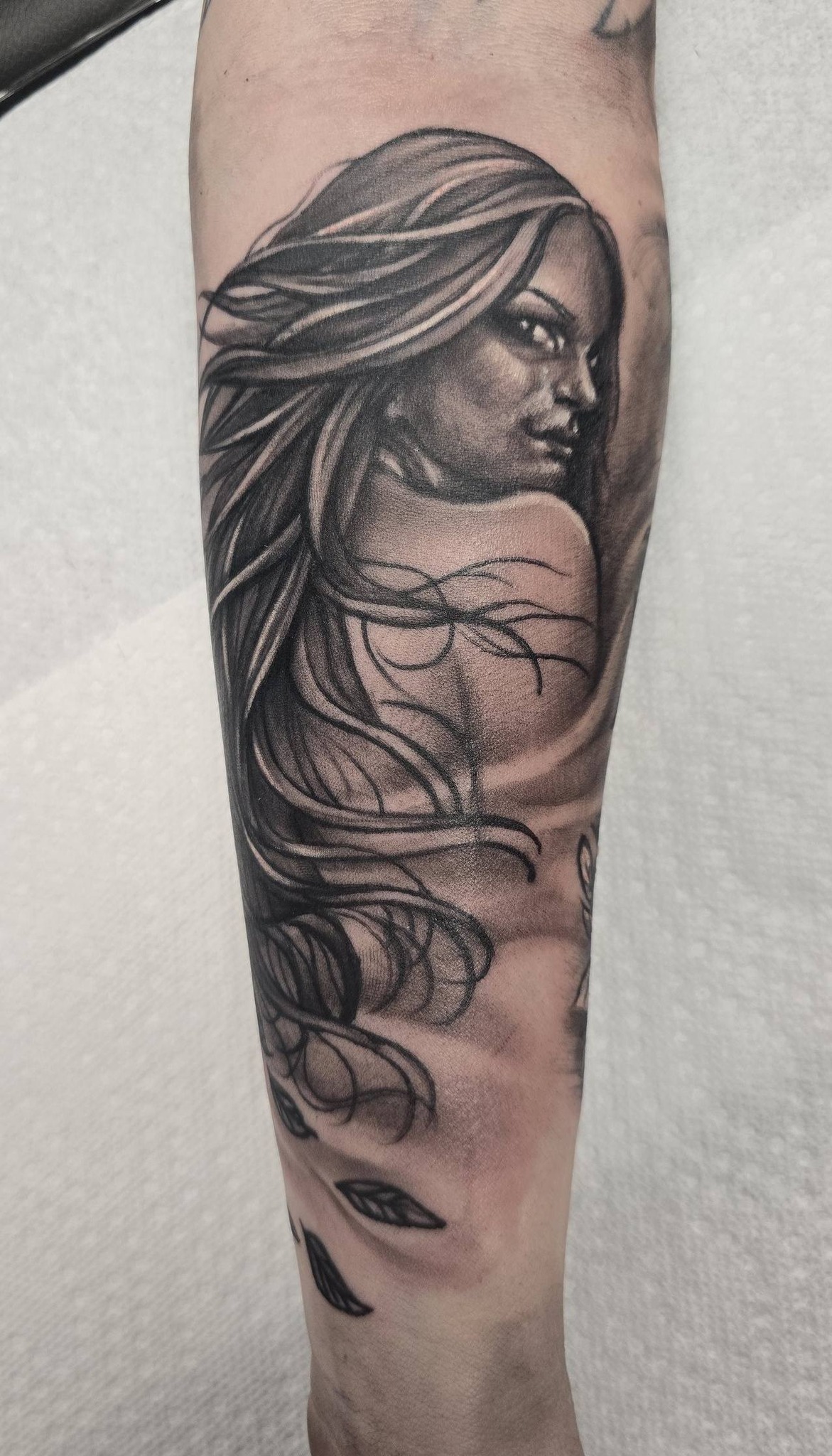 Half sleeve based on a picture of the client with her references she gave me and I ran with it. Id like to work the whisps in the bg more. It was a long day at that point lol. Super fun id like to do more like this.
Www.latessatattoo.com
#mntattooartist #blackandgreytattoo #portraittattoo #mntattooshop #Minnesota