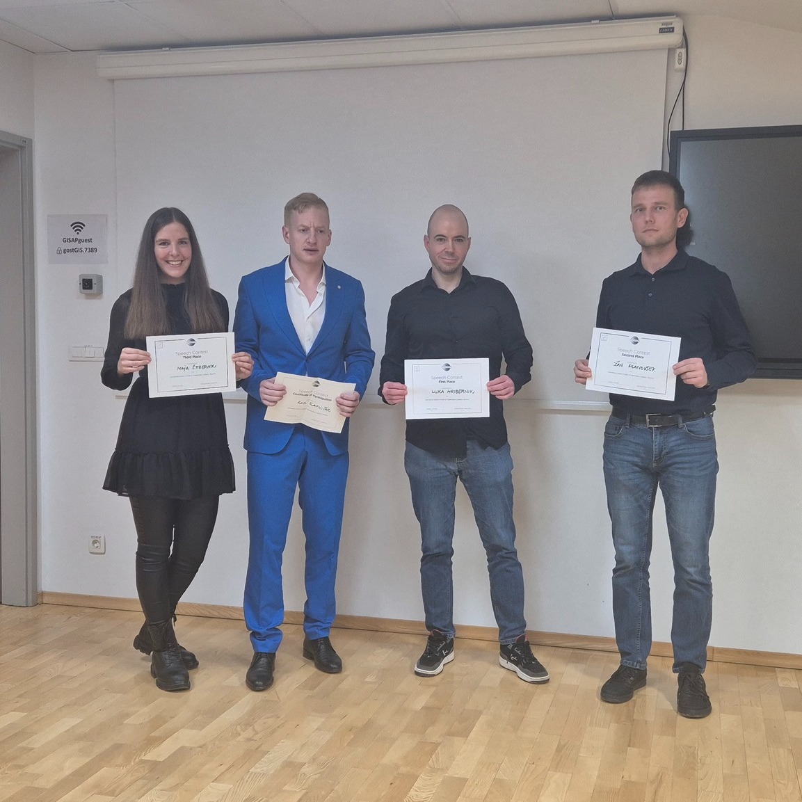Pa jih imamo. Zmagovalce namreč! 🏆✨
V četrtek smo imeli klubsko tekmovanje v javnem nastopanju, kjer smo se pomerili v treh disciplinah:
🎤 Pripravljeni govori v angleškem jeziku (International Speech Contest)
💬 Teme omizja (Table Topics)
📝 Ocenjevanje testnega govora (Evaluation Contest)
In na Area nivo se uvrstijo … 🥁🚀
🎤 International Speech Contest
🥇 Luka
🥈 Žan
💬 Teme omizja
🥇 Vladimir
🥈 Laura
📝 Evaluation Contest
🥇 Laura
Iskrene čestitke tudi vsem sodelujočim – hvala, ker soustvarjate oder, pogum in napredek. 🙌
Posebna zahvala pa gre tudi ekipi v ozadju, brez katere tekmovanja preprosto ne bi bilo: organizatorjem, glavnim sodnikom, sodnikom, števcem glasov (navsezadnje zmagovalca določi oseba, ki šteje 😄), testni govorki, vodjem tekmovanja, orodjarju ter vsem, ki ste pomagali pri pripravi in izvedbi. Hvala! 👏
#Toastmasters #JavniNastop #PublicSpeaking #InternationalSpeechContest #TableTopics #EvaluationContest #PonosniNaVas