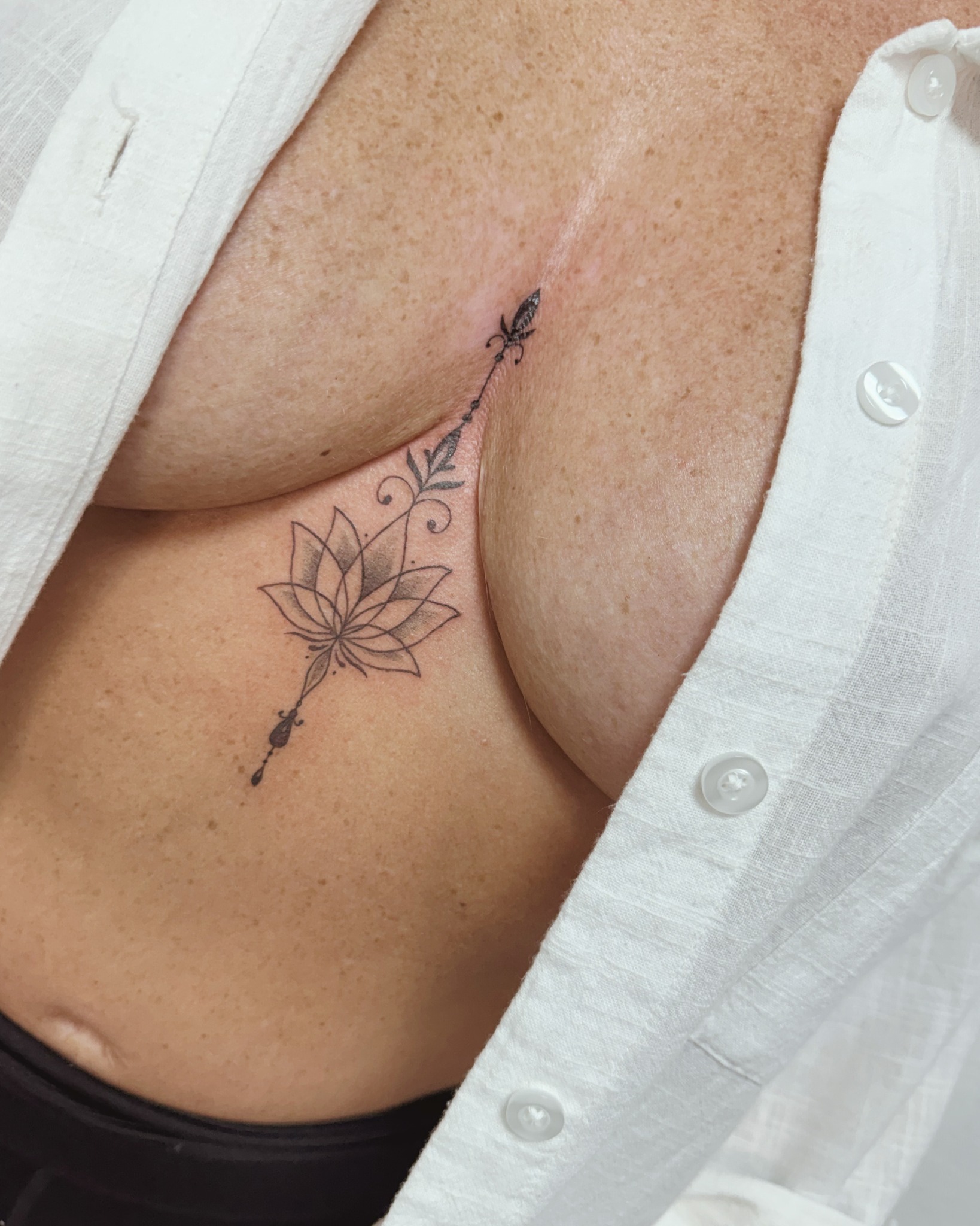 A little lotus, right where it belongs ✨
Delicate fine line with soft shading and jewellery-style detailing — feminine, intentional, and made to flow with the body.
Subtle when hidden. Stunning when seen. 🤍
#SternumTattoo #LotusTattoo #FineLineTattoo #DelicateInk #OrnamentalTattoo #FeminineInk #MinimalTattoo #JewelleryTattoo #TattooInspo #FineLineUK