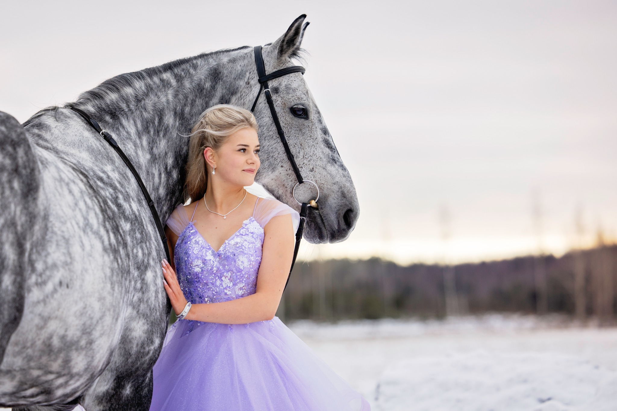 Future looks bright 🌟
Alkuvuosi on ollut niin tapahtumapainotteinen, että en ole tehnyt yhtään yksityiskuvausta. Viikonloppuna on kuitenkin luvassa ainakin yhdet mekkokuvat 🤩 Muutamia rippi- ja ylioppilaskuvauskyselyitäkin on tullut kesälle - kyllä, teen myös niitä. Niin ja voidaan ottaa samalla kuvat myös ilman hevosia. Vaikka ruusun kanssa 🌹
Lisätietoja kuvauspalveluistani löydät kotisivuilta: https://www.heidilammiphoto.com
Postauksessa vanhojentanssikuva viime vuodelta, jolloin oli muuten aika paljon lämpöisempi helmikuu.. Talvista maisemaa löytyi kuitenkin @kerttu.heleva kuviin ja saimme myös pienen auringonlaskun hehkun taivaanrantaan 🔥