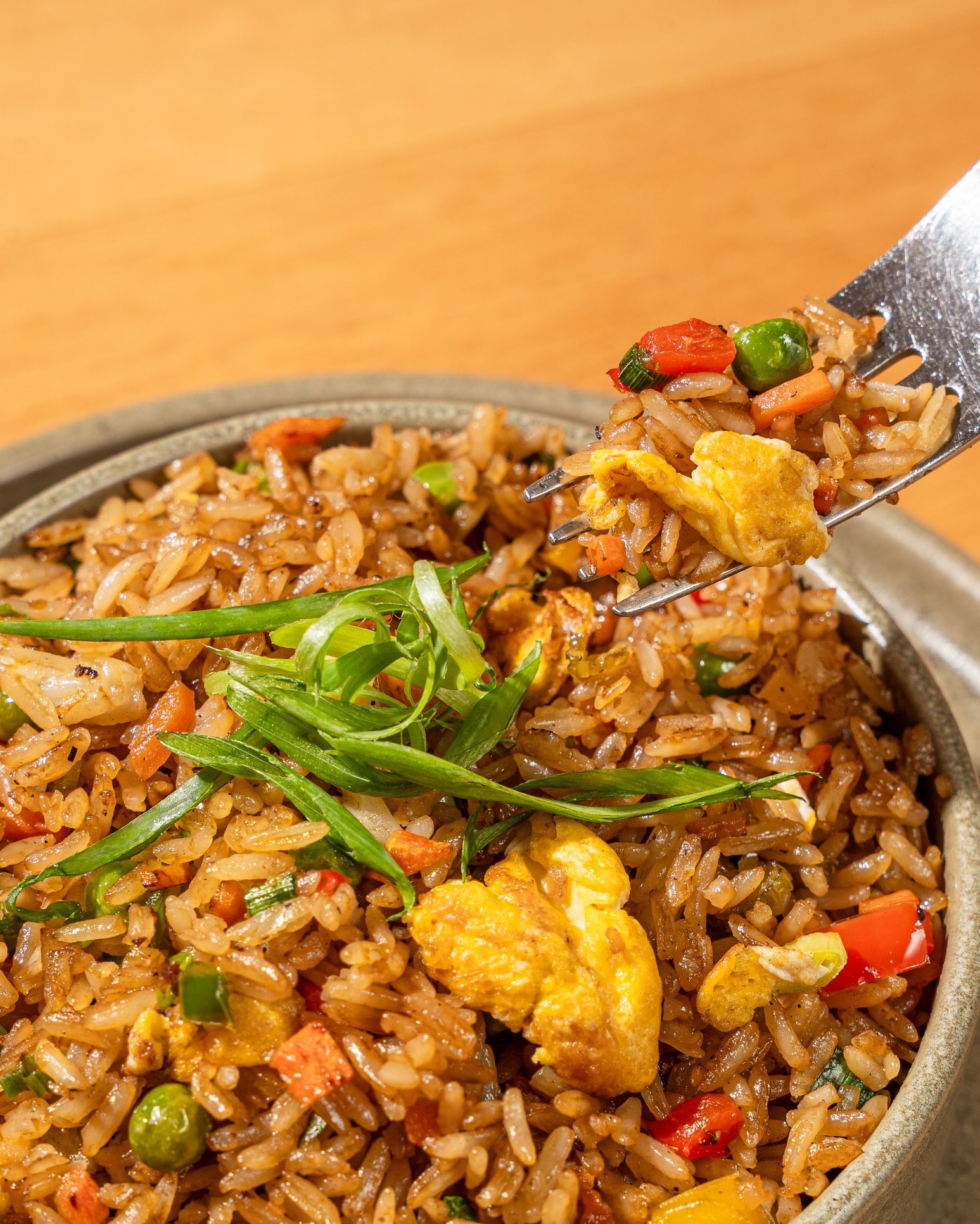 Hoy se almuerza delicioso con un clásico favorito: Chow Fan. Añádele tu proteína preferida y disfruta la experiencia.
Arroz, zanahoria, apio, guisantes, pimiento morrón, huevo revuelto, puerro y adicionalmente puedes añadirle: pollo, camarones, tenderloin, pulled pork, salmón o churrasco.
¡Te esperamos!
Delivery disponible: 809 222 9222