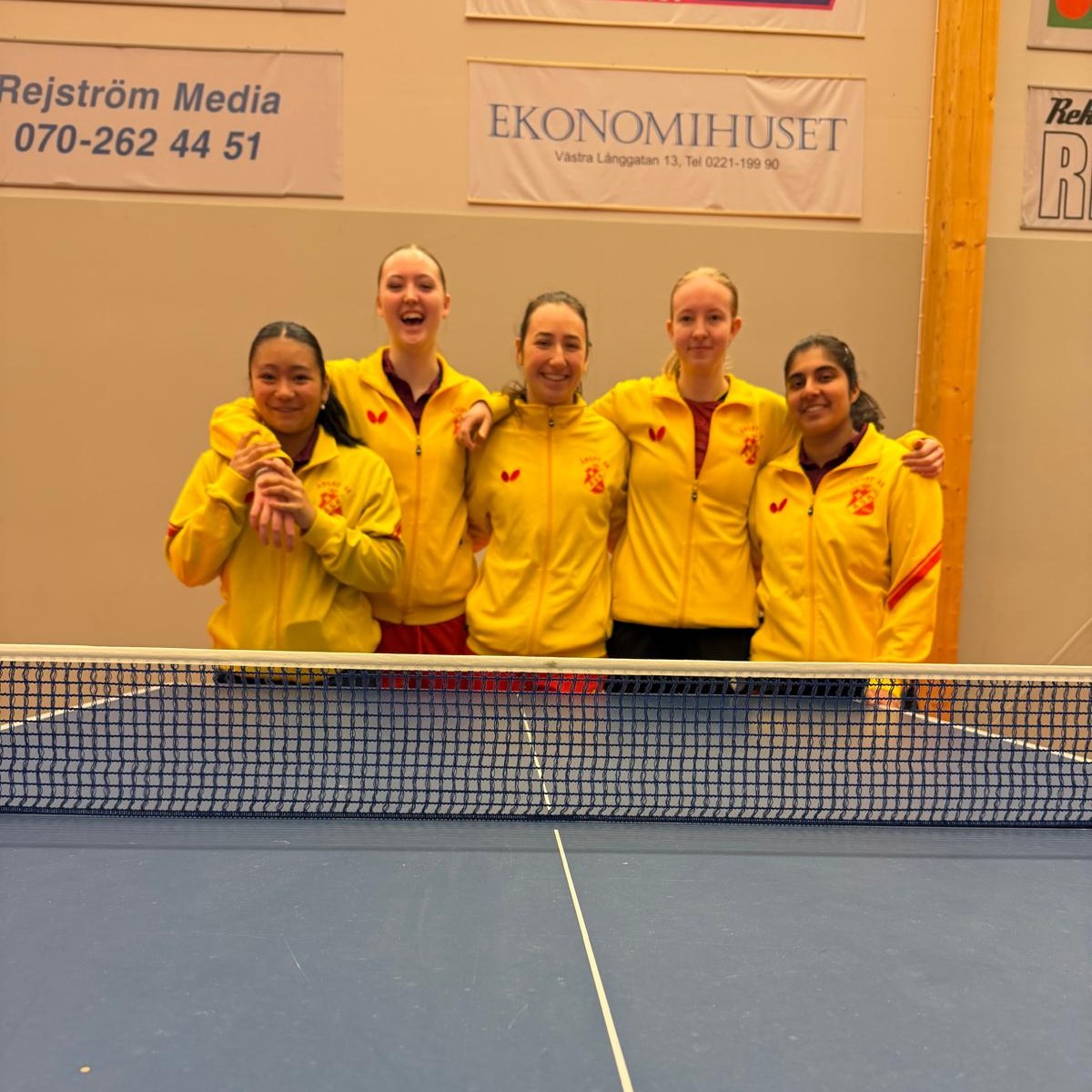 ♥️💛 Här kommer en uppdatering från helgens seriespel!
I Pingisligan by STIGA för damer så rullar mästerskapsserien vidare där vårat damlag åkte till Köping i söndags. Resultat för denna omgång;
🏓 Köpings BTK - Ängby SK, 6-0
----------
Under lördagen och söndagen så spelades omgång 11 & 12 i Superettan Herrar, och där blev det följande resultat;
🏓 Söderhamns UIF:B - Ängby SK: A1, 0-5
🏓 Norrtulls SK - Ängby SK: A2, 5-3
🏓 Norrtulls SK - Ängby SK: A1, 2-5
🏓 Söderhamns UIF:B - Ängby SK: A2, 5-1
----------
Under lördagen så spelades även omgång 9 & 10 i Superettan Damer, och där kan vi notera följande resultat;
🏓 Ängby SK: B - IFK Täby BTK, 6-4
🏓 Ängby SK: B - Tibble-Kungsängens BTK, 4-6
📷: Foto på vårat damlag i Pingisligan by STIGA för damer samt vårat ena herrlag i Superettan Herr (Ängby SK: A1).
📅 Vad händer härnäst? Nästa seriehelg är den 14-15 mars där våra damer i Pingisligan by STIGA spelar HEMMA - kom och stötta dem live i Riddersvikshallen! Mer information kommer inom kort!
Våra herrlag och damlag i Superettan spelar borta - heja gärna på distans! 📣
👉 Följ oss för fler uppdateringar och kom och spela pingis med oss du också. Vi har träningsgrupper för alla åldrar och nivåer!
#ÄngbySK #Bordtennis #Pingis #Superettan #Pingisligan #STIGA #Vällingby #Stockholm #Teamwork