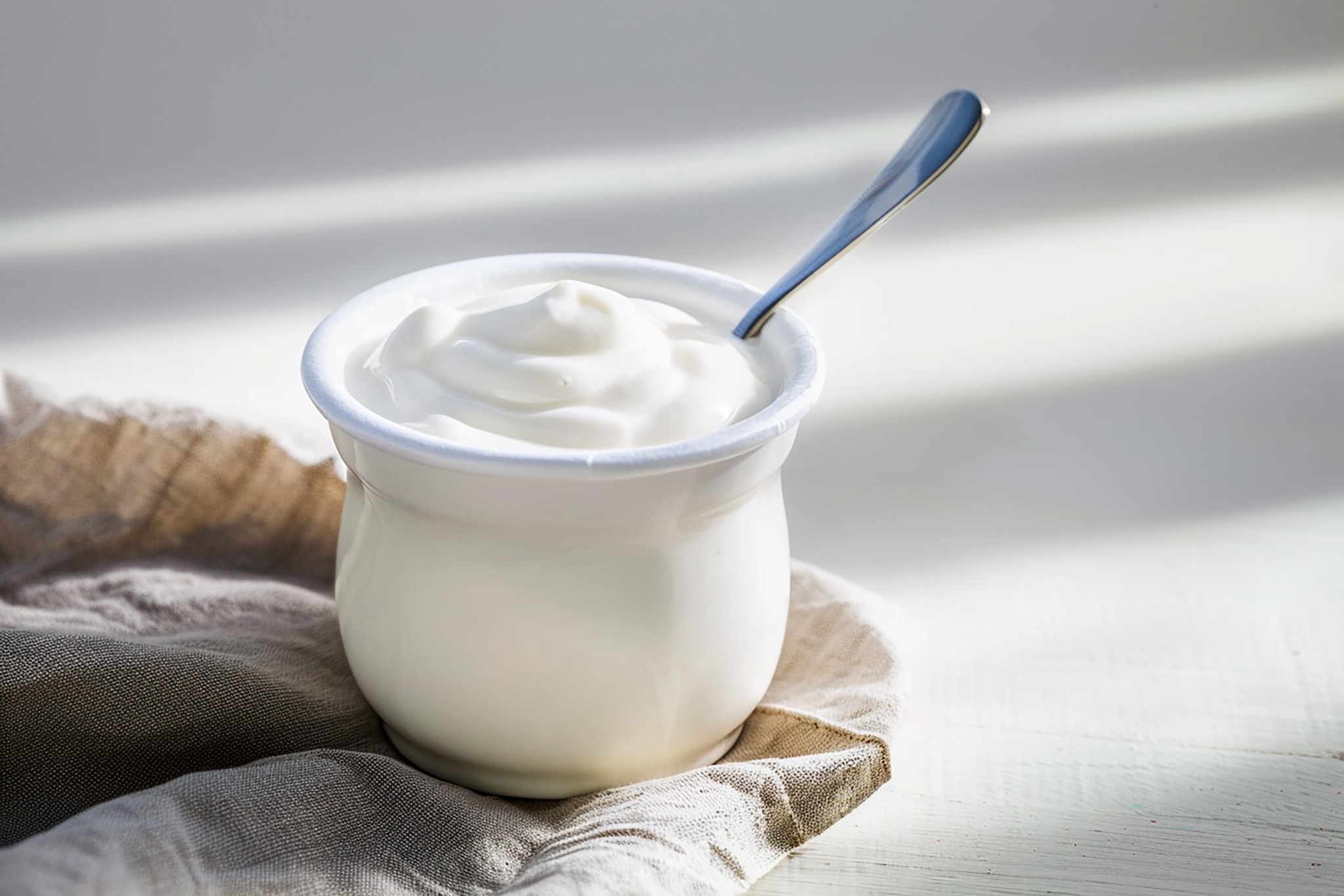 🥣 UNO YOGURT NON VALE L’ALTRO!
Quando andiamo al supermercato troviamo scaffali pieni di yogurt: alla frutta, cremosi, “per bambini”, con grafiche colorate e promesse invitanti.
Ma la vera differenza è nella lista ingredienti e nei grammi di zucchero.
👉 Nei prodotti più comuni troviamo:
14 g di zucchero per 100 g di prodotto
fino a scendere a 4 g per 100 g
E negli yogurt “per bambini”?
Si arriva anche a 20 g di zucchero in un vasetto.
Sapete cosa significa?
📌 Circa 5 cucchiaini di zucchero dentro un solo vasetto.
Vista così fa più effetto, vero?
Nessuno darebbe mai 5 cucchiaini di zucchero al proprio figlio.
Eppure, a volte, è proprio quello che succede senza rendercene conto.
Anche i prodotti con 14 g di zucchero equivalgono a circa 3 cucchiaini.
Li mangeremmo mai così, al cucchiaio?
✨ Lo yogurt vero, quello per eccellenza, è uno solo:
quello che contiene solo latte e fermenti lattici.
Per essere definito yogurt, infatti, deve avere esclusivamente questi due ingredienti.
In questo caso, gli zuccheri (naturalmente presenti nel latte, il lattosio) saranno sempre inferiori a 5 g per 100 g di prodotto.
👉Come renderlo appetibile? Aggiungere allo yogurt bianco un po' di frutta secca o un po' di cioccolato fondente o ancora frutta fresca ti aiuterà ad abbassare il quantitativo di zucchero nella tua alimentazione, a saziarti di più e a non aver sempre quella continua voglia di dolce.
📖 Leggere l’etichetta cambia tutto.
Non serve demonizzare, serve consapevolezza.
Scegli semplice.
Scegli bianco intero o greco
Scegli informato. 💛
#nutrizione #benessere #sceltaconsapevole #foodfit #dietamediterranea #sceltasostenibile #yogurt #mangiarebene #alimentazione #alimentazionesana