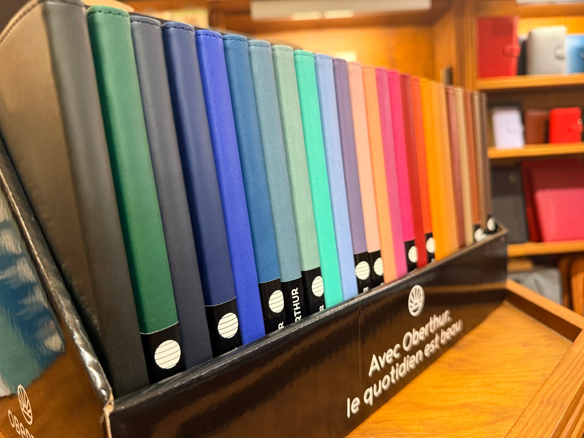 ✨ Nouvel arrivage chez Arteplan à La Hulpe ! ✨
De superbes carnets colorés viennent d’arriver en magasin 🌈
Élégants, doux au toucher et déclinés dans une palette inspirante, ils sont parfaits pour noter vos idées, vos projets, vos croquis ou vos envies du moment.
🖊️ Mettez de la couleur dans vos idées et donnez-leur vie page après page.
Un carnet, c’est souvent le début de quelque chose de beau…
📍 À découvrir dès maintenant chez Arteplan, avec les magnifiques modèles Oberthur.
👉 Quel coloris vous ressemble le plus ?
📍 Arteplan Print Office & Shop
Rue François Dubois 49
1310 La Hulpe
☎️ 02 654 02 87
🌐 www.arteplan.be
#Arteplan #LaHulpe #CommerceLocal #AcheterLocal #PapeterieBelge
#NouvelArrivage #BeauxCarnets #Papeterie #CarnetDeNotes #Ecriture #Creativite #IdeesEnCouleurs