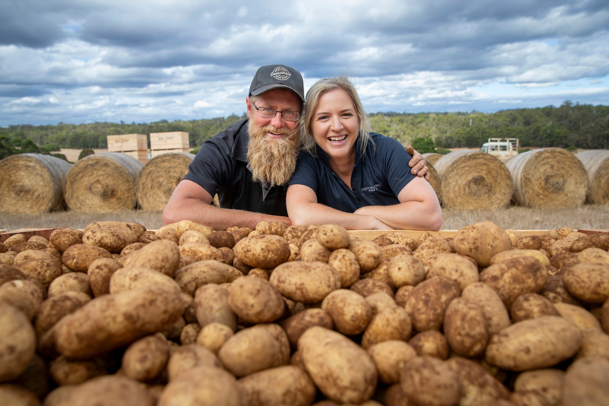Meet one of the dedicated growers behind Prince of Orange potatoes. At Damper Gully Farms in Manjimup, Andrew and Lisa Falcinella are carrying forward three generations of farming experience, raising their family while nurturing the land. They grow around 1,500 tonnes of potatoes each year across 12 varieties, alongside pumpkins and beef, with a strong focus on regenerative practices that restore soil health, reduce impact, and improve flavour.
From traditional wisdom to precision irrigation and drone-assisted nutrition, their approach proves that sustainable farming and premium produce go hand in hand.
Curious to see how the Falcinellas are shaping the future of the Southern Forests’ produce? 🌱✨
Read the full story in our latest blog in our profile.
📸 @craigkinderfood
#genuinelysouthernforests #southernforests #southernforestsgrower #sustainablefarming