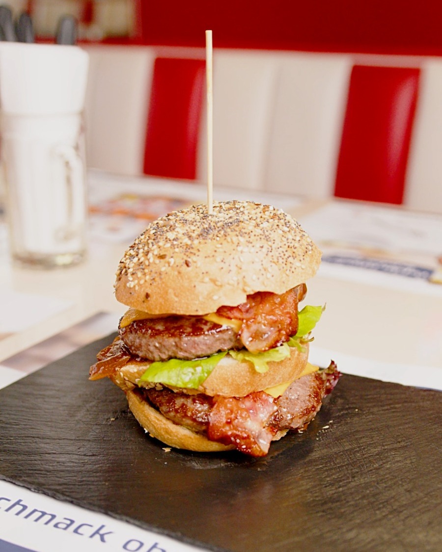 🍔👀 Schon probiert?
Unser Februar-Monatsburger mit doppeltem Angus-Rindfleisch, knusprigem Speck, geschmolzenem Cheddar und hausgemachter Zwiebelsauce. 🔥
Wenn nicht – dann wird’s Zeit. 😉
Nur noch diesen Monat im NewYorkCafe.
#Monatsburger #DoubleAngus #Burgerliebe #NewYorkCafe #ReinachEats