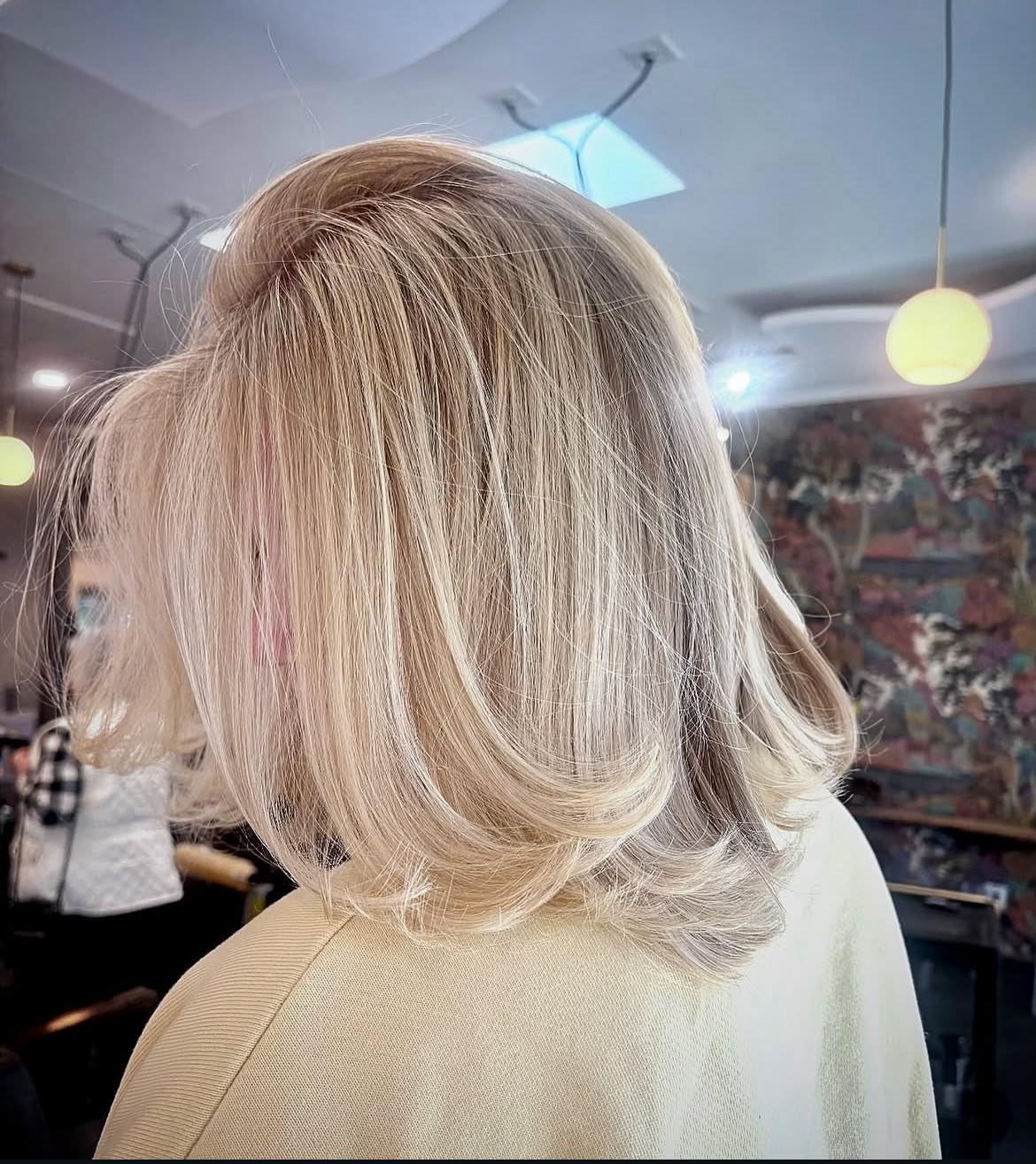 Sunny blonde 🌞
Hair by @hairrbymartha
•
•
•
#blonde #vahairsalon #Charmariesalon #hairgoals #k18 #blacksburgva