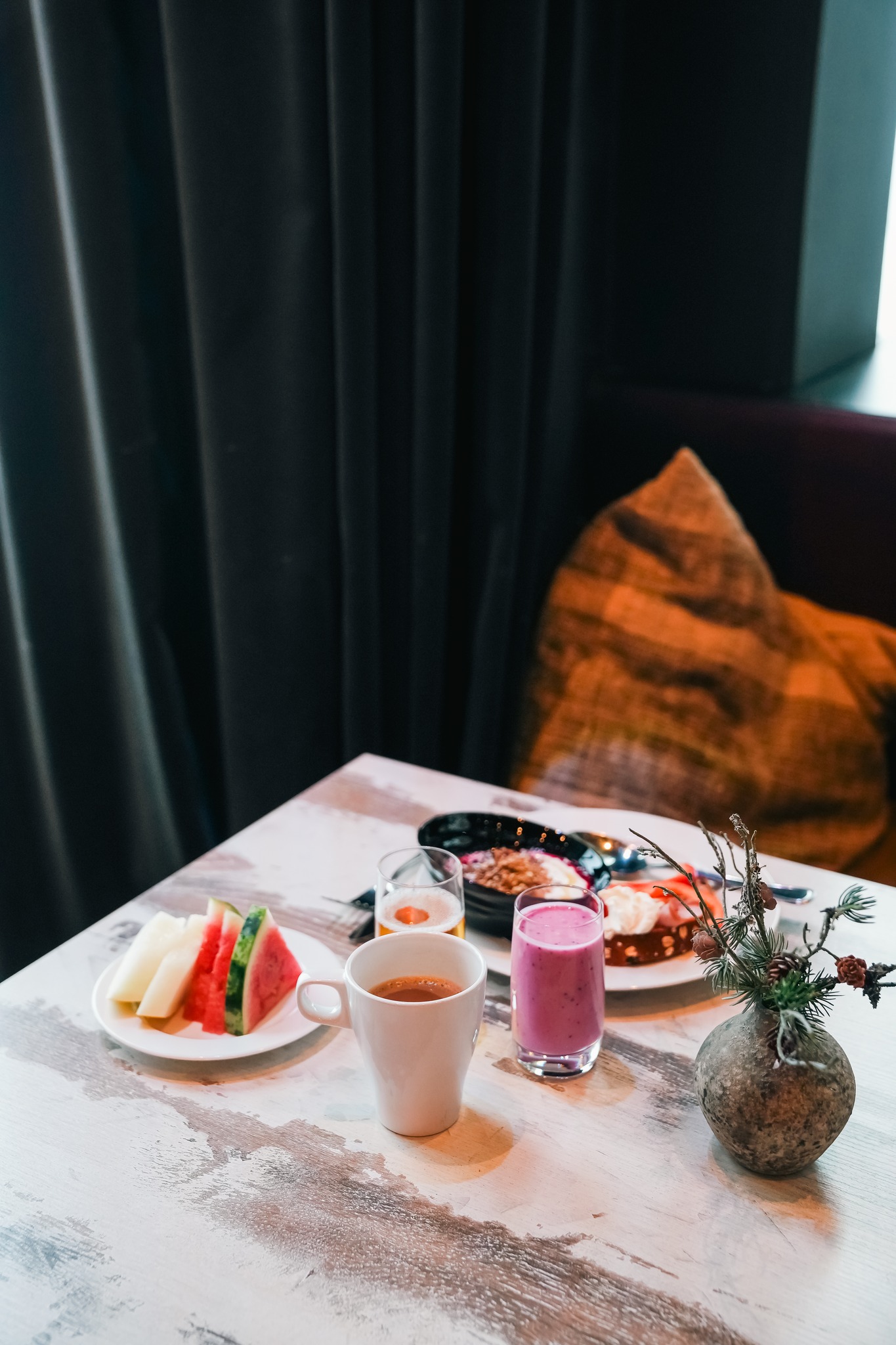 God morgon från oss! ☀️ Varje dag!
Vi börjar varje dag på bästa sätt – med en riktig härlig frukost på Hotell Södra Berget. Njut av nybakat bröd, färsk frukt, varma rätter och en fantastisk utsikt över Sundsvall.
En perfekt start på dagen, oavsett om du är här för avkoppling eller äventyr. Välkommen att vakna med oss! 🥐🍳✨ Boka nu på www.sodraberget.se