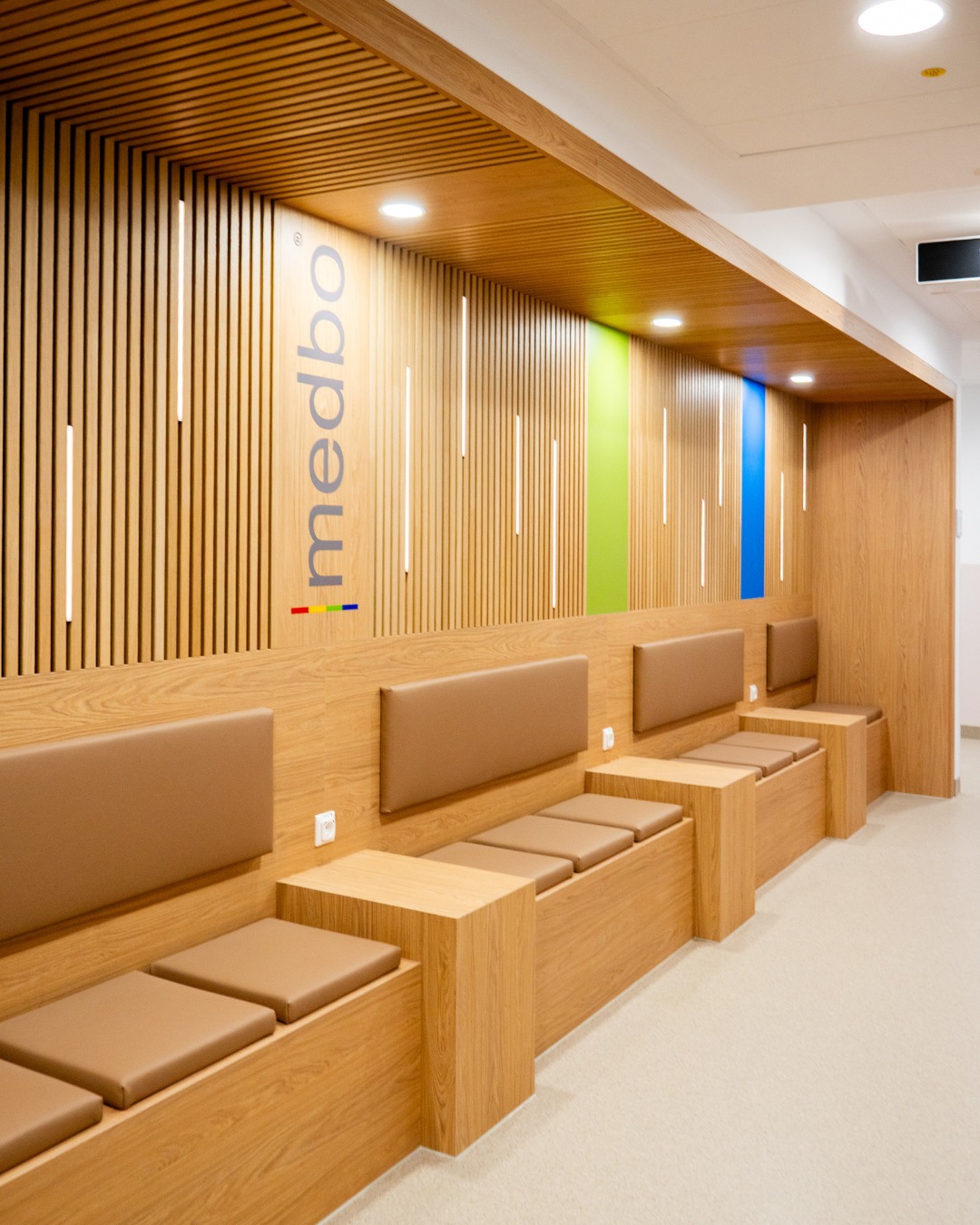 Für die @medbo_ku in Parsberg durften wir zahlreiche Bereiche individuell und funktional ausstatten. 🪵
Ein besonderes Highlight ist der neu gestaltete Wartebereich mit integrierten Sitznischen und vertikalen Holzelementen, die eine warme und zugleich moderne Atmosphäre schaffen. In den Patientenzimmern sorgen maßgefertigte Schränke und Regale für durchdachten Stauraum, ergänzt durch kompakte Regallösungen in den Badezimmern.
Auch mehrere Küchen wurden umgesetzt, darunter eine mit bewegbarer Küchentheke als flexible Ausgabelösung für Patienten. Schränke für den Wasserspender integrieren die Technik sauber ins Gesamtbild. Zusätzlich entstanden ein maßgefertigter Wandschrank im Arbeitszimmer sowie funktionale Stützpunkte als Backoffice und Admin Bereich.
#SchreinereiWerthammer #Medbo #ProjektEinblick #Innenausbau #Maßarbeit #Objekteinrichtung #SchreinerParsberg