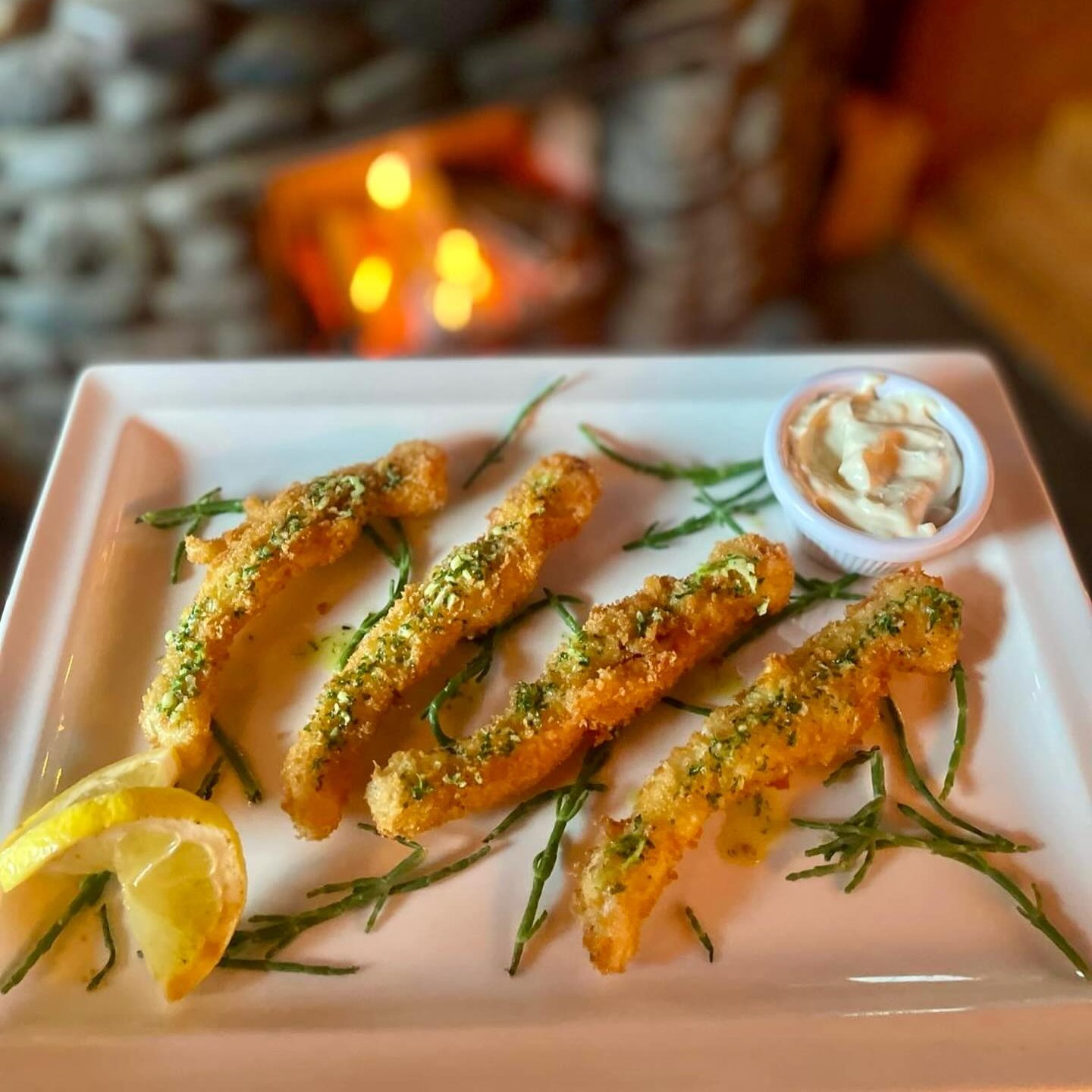 Golden, crunchy and straight from the coast 🌊🍴 at The Glyde Inn
These Annagassan razor clams in panko breadcrumbs are a real treat, filled with garlic butter and served with lemon mayo aioli at @theglydeinnannagassan. Fresh local seafood, cooked simply and beautifully, with the sea just moments away 🐚✨
It’s dishes like this that make exploring the Sea Louth Scenic Seafood Trail so rewarding. One bite and you’ll know exactly where you are 😉
Find more delicious stops along the coast here 👉 sealouth.ie/restaurants
#SeaLouth #IrelandsAncientEast #KeepDiscovering #See #Eat #Admire #LocalSeafood #Annagassan #SeafoodTrail #FoodWithAView
Credit The Glyde Inn Annagassan
