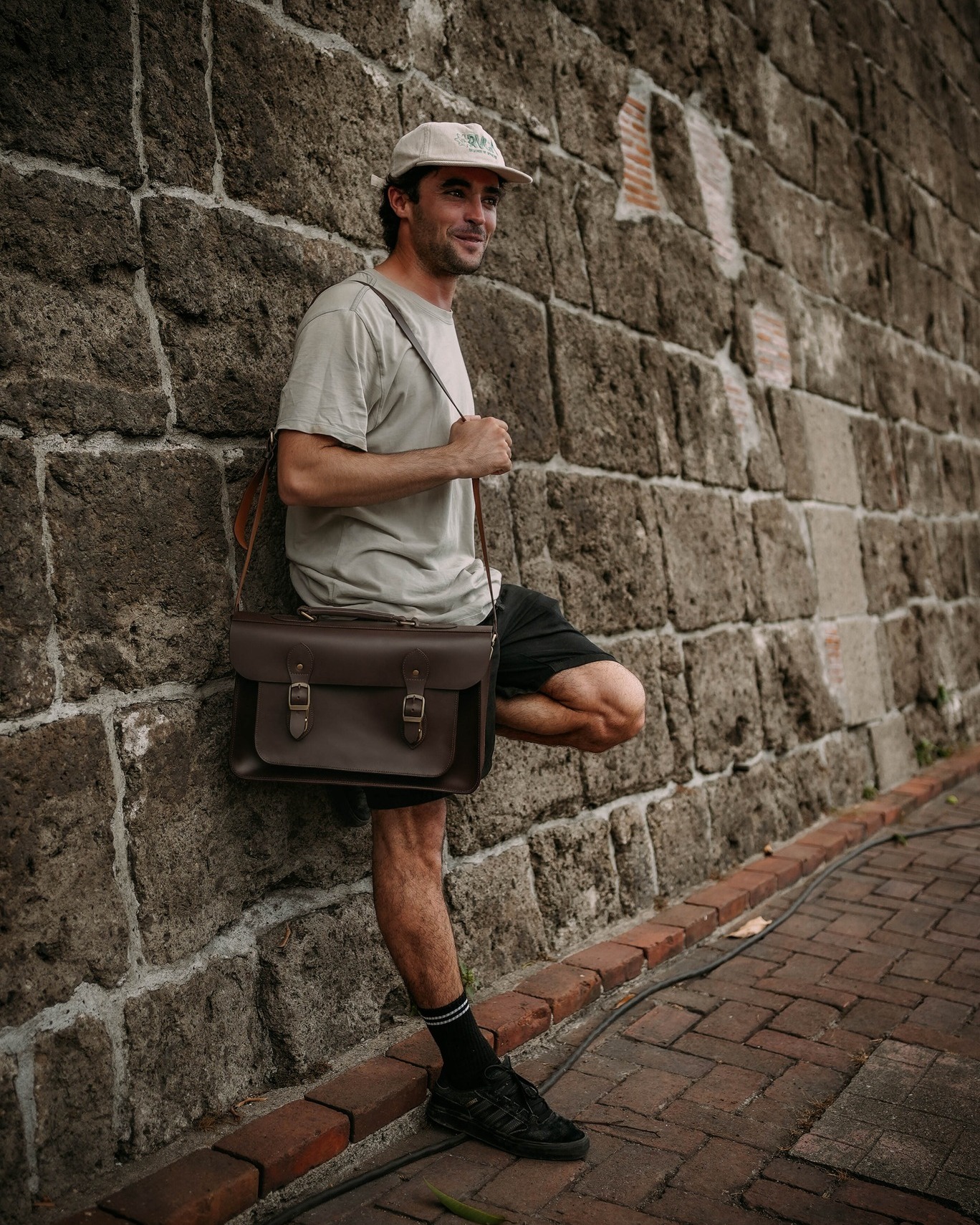 Not just a “corporate” bag. Throw it on with denim, sneakers, or a relaxed Friday fit, Lukas still delivers✨ Clean lines. Classic structure. Zero limits💯
💼 Lukas Satchel - Dark Brown
📍SM Megamall, 3rd Level, Mega B
💳 www.theschoolofsatchel.com
#TheSchoolofSatchel #LukasSatchel #Satchel #premiumleatherbag