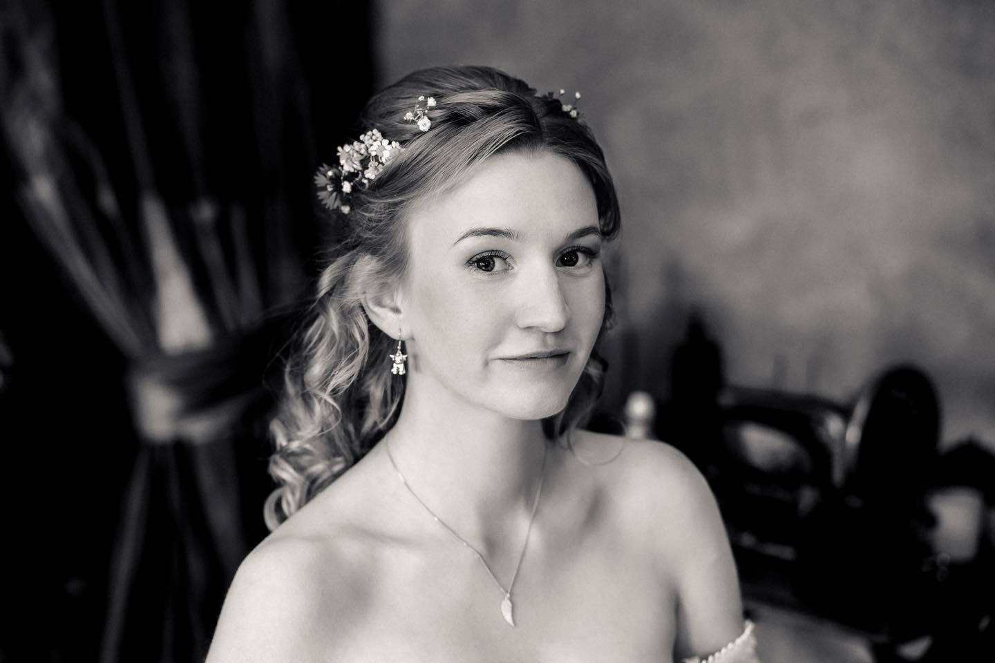 Manchmal sind es die leisen Momente vor der Trauung, die alles sagen.
Ein Blick in die Zukunft. Ein Atemzug zwischen Aufregung und Vorfreude.
Genau diese Augenblicke liebe ich – echt, ungestellt und zeitlos.
Wenn ihr 2026 oder 2027 heiratet und euch natürliche, emotionale Hochzeitsfotos wünscht, meldet euch gern bei mir.
#hochzeitsfotograf #hochzeitsfotografie #hochzeitsreportage #brautportrait #braut2026 #braut2027 #gettingready #weddinggermany #weddingphotographer #hochzeit2026 #hochzeit2027 #hochzeitbrandenburg #hochzeitsfotografbrandenburg #hochzeitsfotografberlin #hochzeitberlin #neuruppin #ostprignitzruppin #heirateninbrandenburg #justmarried #authentischehochzeit #emotionalehochzeit #zeitlosehochzeit #fineartwedding #hochzeitsmomente