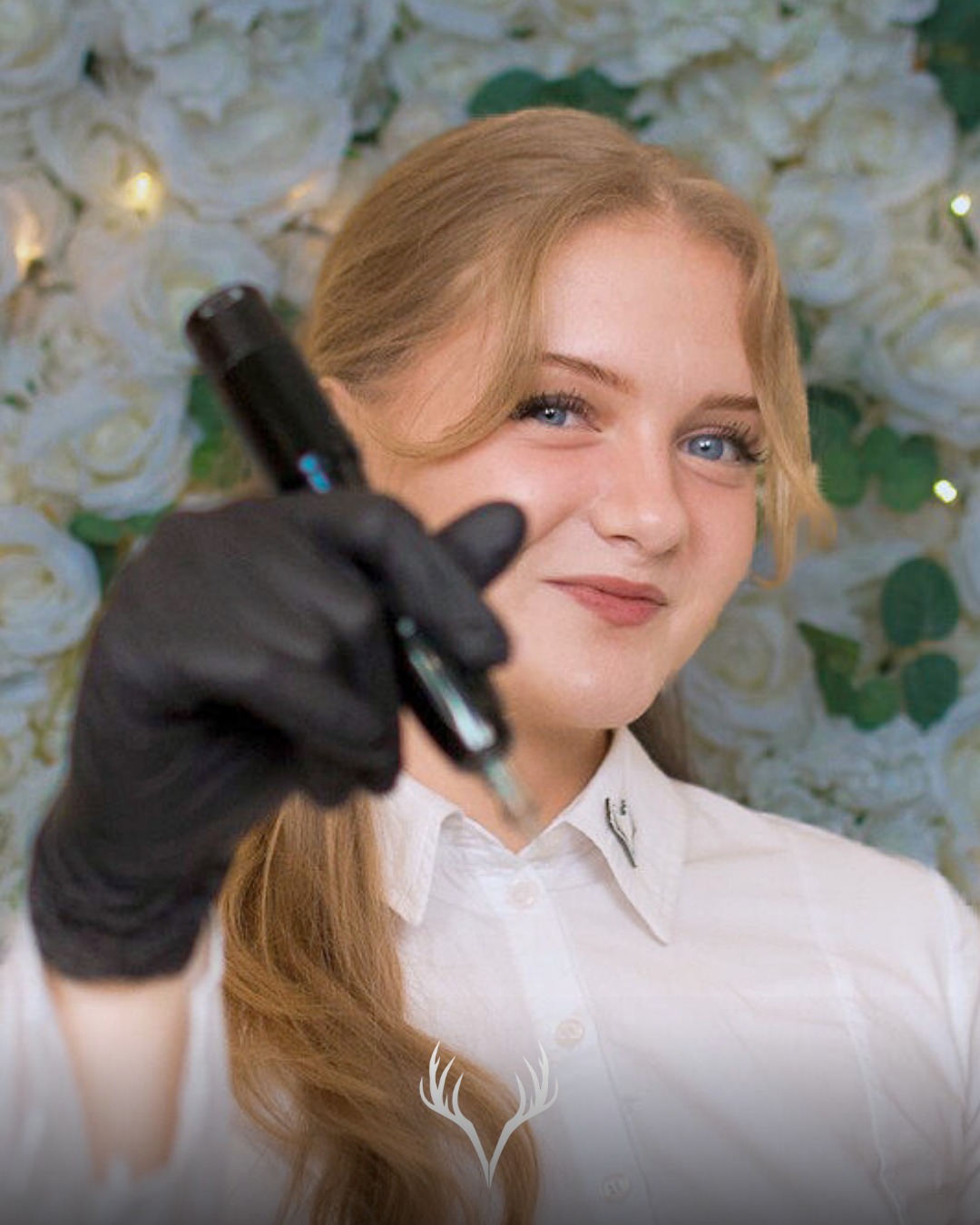 Permanent Make-up in Baden – Greta, unsere PMU-Artistin mit dem gewissen Etwas 🤍✨
Greta ist bei uns die Augenbrauen-Zauberin – aber natürlich nicht nur das: Lip Blush, Eyeliner & Co. sind genauso ihr Ding. Man merkt einfach, dass sie in dieser PMU-Welt komplett aufblüht. Ihre Ergebnisse sprechen für sich – und das Feedback von ihren Kund:innen macht uns jedes Mal stolz: „Ich hab mich so sicher gefühlt.“
Und genau darum geht’s bei Permanent Make-up.
PMU ist dauerhaft. Das heißt: Es geht nicht nur um perfekte Technik, sondern genauso um Vertrauen.
Bei Greta bekommst du beides:
• ein natürliches, typgerechtes Ergebnis (kein „one size fits all“)
• und eine Atmosphäre, in der du wirklich alles sagen darfst: Sorgen, Wünsche, Bedenken, auch wenn du dich gerade unsicher fühlst
Das Besondere ist: Greta spürt sogar, wenn du dich nicht traust, etwas auszusprechen. Dann fragt sie nach, nimmt Tempo raus, erklärt, zeigt – bis du dich wirklich wohl fühlst. Genau dieses Zwischenmenschliche macht eine PMU-Behandlung erst richtig gut.
Wenn du Permanent Make-up in Baden suchst und dir wichtig ist, dass du dich nicht nur „verschönert“, sondern auch verstanden fühlst: Greta ist deine Adresse. 🤍
📍 Beauty Bar Baden – Permanent Make-up (Augenbrauen, Lip Blush, Eyeliner)
📞 Termine telefonisch oder über unser Online-Buchungstool
#permanentmakeupbaden #pmubaden #pmuartist #beautybarbaden #badenbeiwien #augenbrauenpmu #powderbrows #lipblush #eyelinerpmu #natürlicherlook #pmuberatung #beautyconfidence #kosmetikbaden #selfcarebaden #dearbeauty