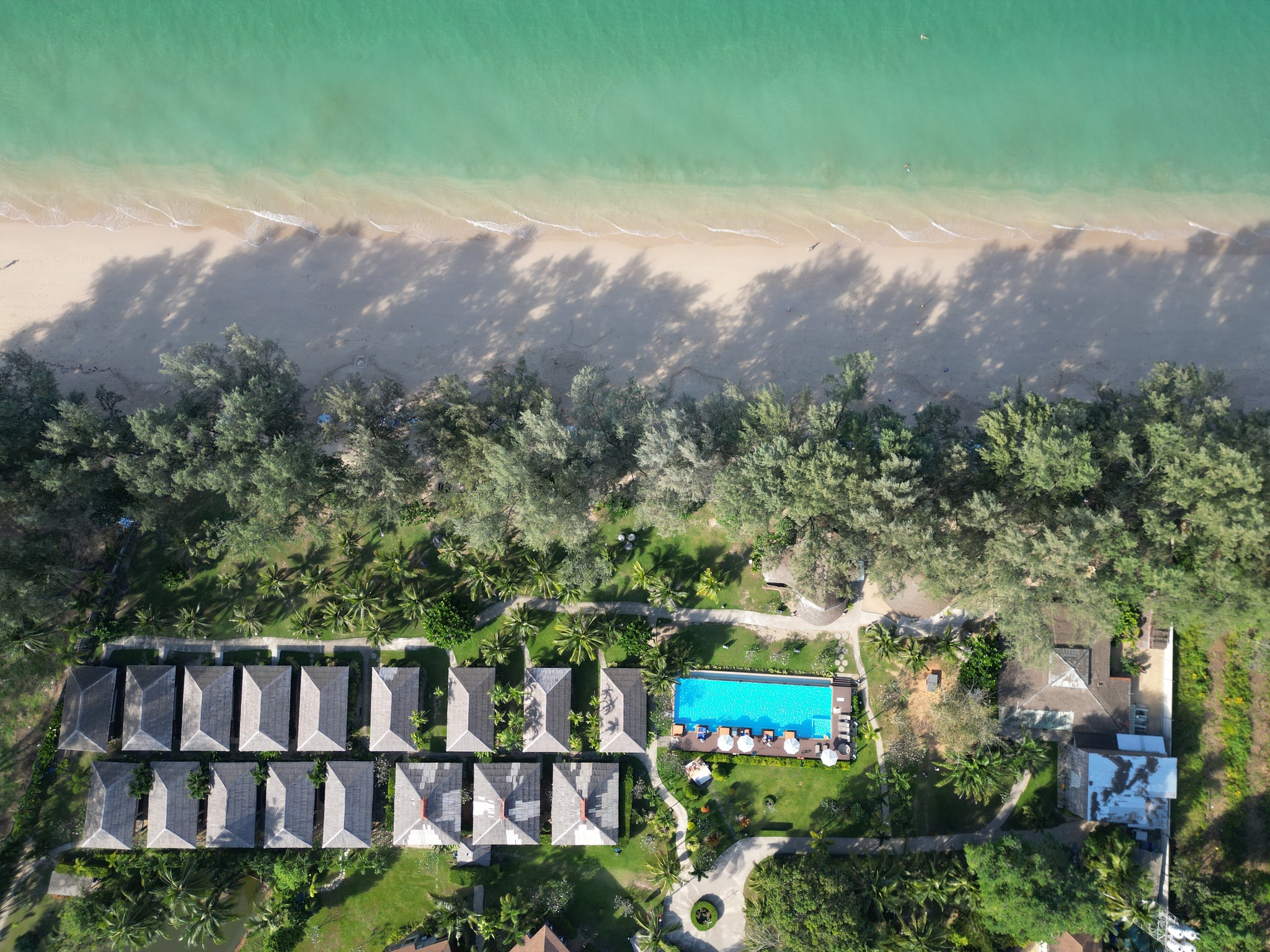 Tucked between palm trees and pristine waters… a hidden gem on the sands of Long Beach, Koh Lanta💚🌴
Enjoy our best direct booking rates here! ➡️ link in bio
📞094 432 8889
📩info@longbeachchalet.net
🌐www.longbeachchalet.net