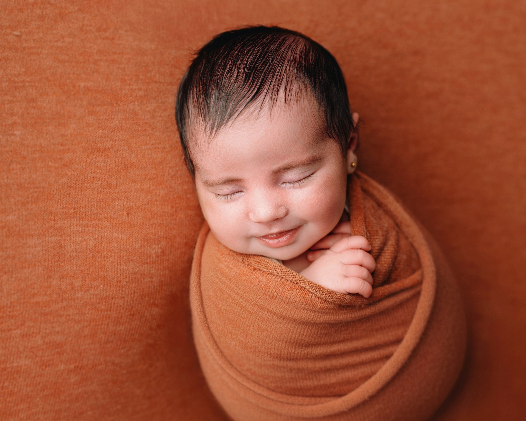 Pero esta mirada que me derrite que es!!!
De verdad que no me cansaré de decir lo importante que son este tipo de sesiones de cara al futuro, a los recuerdos.
Si estás embarazada y pensando en tu sesión de recién nacido lo ideal es reservar durante el segundo trimestre para tenerlo todo organizado.
Lo mejor para realizarlas son entre los primeros 10-15 días de vida, siguiendo siempre los ritmos de cada bebé. No hay un bebé igual, ni una familia igual. No intentes fijarte en que quieres X foto, si no en lo que significa o lo que transmiten cuando las ves, representar una etapa tan sumamente especial y corta es única y sólo vuestra.
Algo que os represente, que os recuerde lo que sois y lo que costó llegar hasta donde estáis hoy. Eso es lo que significan estas sesiones.
Hacer una sesión de recién nacido es un acierto asegurado; palabrita de fotógrafa.
.
.
.
#sesionnewborn #fotografianewborn #reciennacido #fotografaprofesional #newbornphotoshoot #fotografiafamiliar