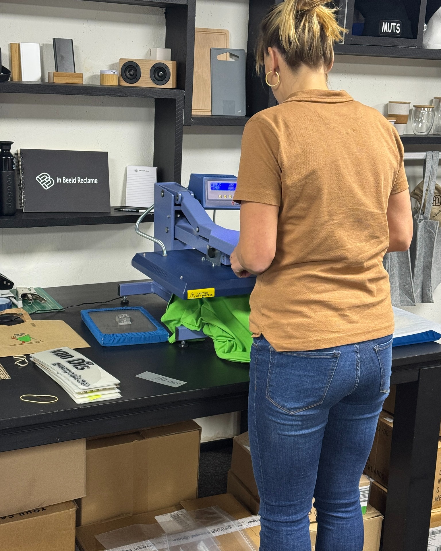 🧢👕 Hoe werkt het bedrukken van bedrijfskleding nou precies?
Je ziet een logo op een hoodie of jas en denkt 💭… plak erop en klaar…
Maar er komen een paar slimme stappen bij kijken zodat het ook echt mooi blijft zitten
✅ Stap 1 We kiezen de juiste techniek ✅
Niet elke stof is hetzelfde. En niet elk kledingstuk krijgt dezelfde belasting.
Daarom kijken we eerst naar:
- De stof, katoen of polyester
- De plek, borst rug mouw
- Het gebruik, dagelijks werk of af en toe aan
🖨️ Stap 2 Jouw logo wordt druk klaar gemaakt 🖨️
Heb je een vectorbestand dan zit je meteen goed.
Geen stress als je die niet hebt. Wij helpen je graag met het netjes omzetten.
🔥 Stap 3 We maken de bedrukking 🔥
In veel gevallen werken we met transfers.
Dat betekent dat jouw logo eerst wordt gemaakt en daarna met hitte en druk op de kleding wordt gezet.
Zo krijg je een strak resultaat met scherpe details.
🧤 Stap 4 Persen op de juiste temperatuur 🧤
Elke stof vraagt om een andere instelling.
- Te heet is risico
- Te koud laat los
Dus ja, dit is echt vakwerk
🧺 Stap 5 Afwerken en wasadvies 🧺
Na het bedrukken checken we alles nog een keer.
En je krijgt wasadvies mee, zodat je bedrukking zo lang mogelijk mooi blijft.
Wil je weten wat voor jouw kleding het beste is?
Stuur even een bericht en we voorzien je van advies op maat.
#bedrijfskleding #bedrukken #werkkleding #teamkleding #logoopkleding #promokleding #inbeeldreclame #borduren #transferdruk #werkoutfit