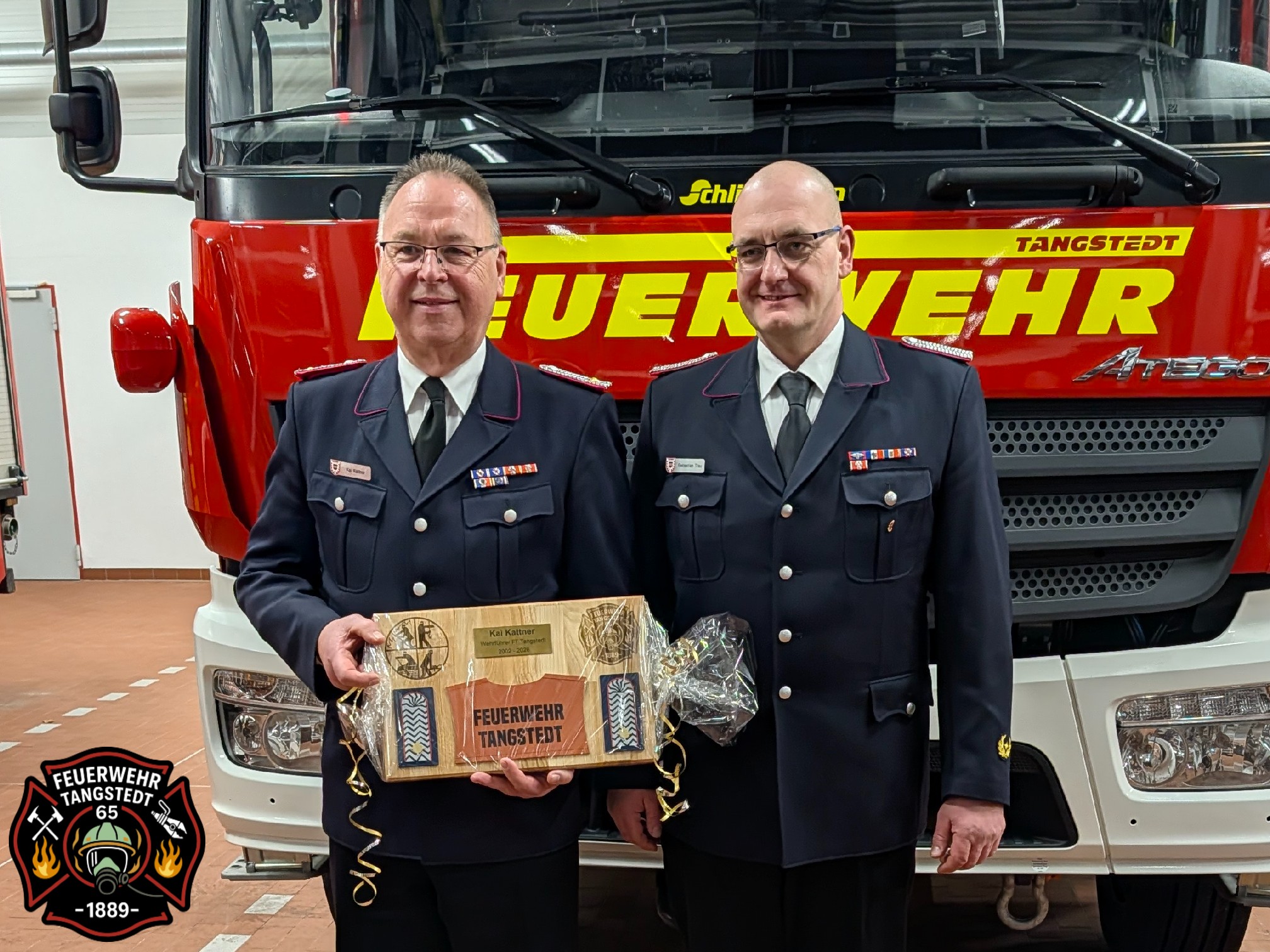 Die Freiwillige Feuerwehr Tangstedt (FF Tangstedt) blickte im Rahmen ihrer heutigen Jahreshauptversammlung auf das vergangene Jahr zurück. Neben Berichten zu Einsätzen, Mitgliederzahlen und weiteren Aktivitäten der FF Tangstedt standen Beförderungen, Ehrungen, Überstellungen und insbesondere ein bedeutender Führungswechsel im Mittelpunkt des Abends.
Die FF Tangstedt wurde in einem vergleichsweise ruhigem Kalenderjahr 2025 zu 45 Einsätzen alarmiert. Die Einsatzzahlen wurden statistisch in Brandeinsätze, technische Hilfeleistung sowie sonstige Einsätze erfasst.
Im weiteren Verlauf erfolgte die Beförderung von Marleen Steinig zur Oberfeuerwehrfrau sowie von Ole Behncke und Nick Thomsen-Kuklok zum Oberlöschmeister.
Ebenfalls wurden mehrere Ehrungen ausgesprochen. Nick Thomsen-Kuklok wurde für 20 Jahre und Knut Behncke für 30 Jahre Feuerwehr geehrt.
Kevin Kattner erhielt aufgrund seiner bisherigen hervorragenden Leistungen im Feuerwehrwesen die Stormarner Feuerwehrehrenmedaille.
Diese Auszeichnungen zeigen ein großes Engagement der aktiven Mitglieder und betont die Dankbarkeit gegenüber der ehrenamtlichen Einsatzkräfte.
Eine Überstellung vom aktiven Feuerwehrdienst in die Reserveabteilung erfolgte für Kerstin Dreyer und Frank Ehnert.
Der größte und emotionalste Tagesordnungspunkt war die Amtsübergabe der Ortswehrführung. Nach beeindruckenden 24 Jahren im Amt des Wehrführers (vier Wahlperioden) übergab Oberbrandmeister Kai Kattner das Amt der Ortswehrführung an den neu gewählten Ortswehrführer Sebastian Trau.
In seiner Amtszeit prägte er die Entwicklung der Wehr entscheidend, begleitete zahlreiche Einsätze und Großprojekte wie den Um-/ und Neubau der damaligen, sowie jetzigen Wache und die Beschaffung des MZF, LF 10 und HLF 20.
Weiter geht's in den Kommentaren...
#feuerwehr #jhv #versammlung #ehrenamt #2025 #2026 #hlf20 #fftangstedt #einsatz #baulicht #jahreshauptversammlung #stormarn #schleswigholstein #tangstedt