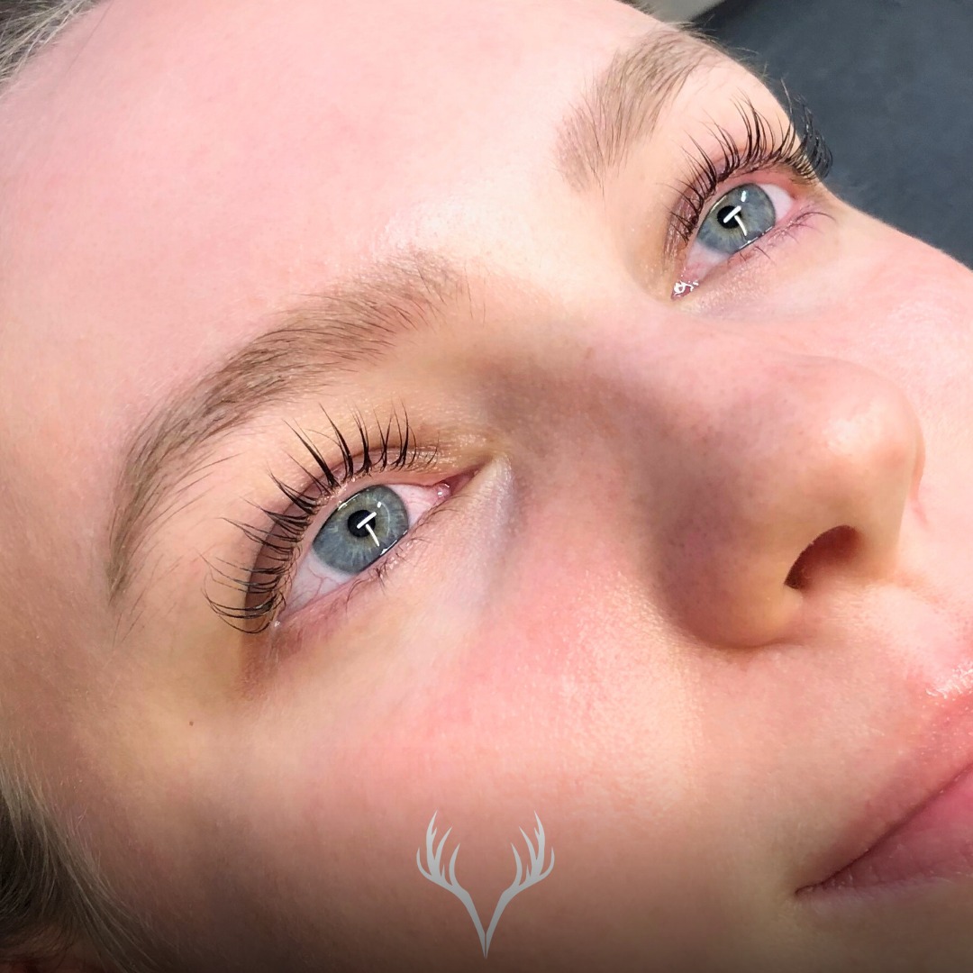 Viele denken: „Meine Wimpern sind zu kurz für ein Lashlifting.“
In Wahrheit ist es meistens etwas anderes: Die Wimpern sind nicht zu kurz – sie sind nur zu gerade. ✨
Wenn Wimpern sehr gerade nach vorne wachsen, sieht man sie frontal kaum. Und genau deshalb fühlt sich Mascara oft so mühsam an:
• die Wimpern „stehen“ nicht, sondern liegen gerade
• sie lassen sich schwer tuschen, weil der Schwung fehlt
• der Blick wirkt weniger offen, obwohl die Wimpern eigentlich da sind
Viele greifen dann zur Wimpernzange – aber: Der Effekt hält oft nur ein paar Stunden und kann die Wimpern auf Dauer strapazieren. 🙈
Ein professionelles Lashlifting (Wimpernlifting) löst genau diese Probleme:
✅ Die eigenen Wimpern werden sanft nach oben geliftet
✅ Du siehst sie plötzlich viel deutlicher – ohne Extensions
✅ Der Blick wirkt sofort wacher und größer
✅ Mascara hält schöner und lässt sich leichter auftragen
✅ Ergebnis: natürlich, gepflegt, „woke up like this“
Wenn du dir ein Lashlifting in Baden wünschst, das wirklich natürlich aussieht und zu deinem Auge passt: bei uns bekommst du genau diesen Signature Look. 🤍
📍 Beauty Bar Baden – Lashlifting / Wimpernlifting in Baden
📞 Termine telefonisch oder über unser Online-Buchungstool
#lashliftingbaden #wimpernliftingbaden #lashlifting #wimpernlifting #natürlichewimpern #wacherblick #beautybarbaden #badenbeiwien #kosmetikbaden #selfcarebaden #lashesbutbetter #beautytipps #mascaratipps #wimpernstyle #naturallook