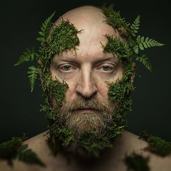 UWAGA. Będzie kontrowersyjnie.
Nie wszystkim musi się podobać to, że włączamy generatywną AI do pracy artystycznej. To budzi pytania, niepokój, sprzeciw.
I dobrze.
Bo czy podobny sprzeciw nie pojawił się, gdy fotografia zaczęła wypierać malarstwo?
Czy automobile nie budziły lęku w świecie konnych powozów?
Technologia nie jest ani dobra, ani zła - ona jest narzędziem.
Młotkiem można zbudować dom. Można też zrobić krzywdę. Wszystko zależy od ręki, która go trzyma.
Dlatego do współpracy zaprosiliśmy Michała Giedrojcia - fotografa i artystę wizualnego, który traktuje AI nie jako efekt specjalny, ale jako medium. Pracuje tam, gdzie decyzje estetyczne są jednocześnie decyzjami technologicznymi i etycznymi.
AI jest narzędziem w rękach świadomego twórcy. My wolimy mierzyć się z pytaniami, niż udawać, że świat się nie zmienia.
Przedsięwzięcie „Pomór. Pustki w domu moim - laboratorium cyfrowego Renesansu” realizowane jest przez Fundację Materia Prima przy wsparciu Krajowego Planu Odbudowy i Zwiększania Odporności (KPO dla Kultury). Projekt sfinansowano ze środków Unii Europejskiej - NextGenerationEU oraz ze środków Miasta Słupska. Naszym Mecenasem jest również Scania Polska S. A.
#NextGenerationEU #KPOdlakultury
@miastoslupsk_official @slupski_osrodek_kultury @teatrlalkitecza @fundacjamateriaprima @scaniapolska @nimitpolska @kultura_gov_pl