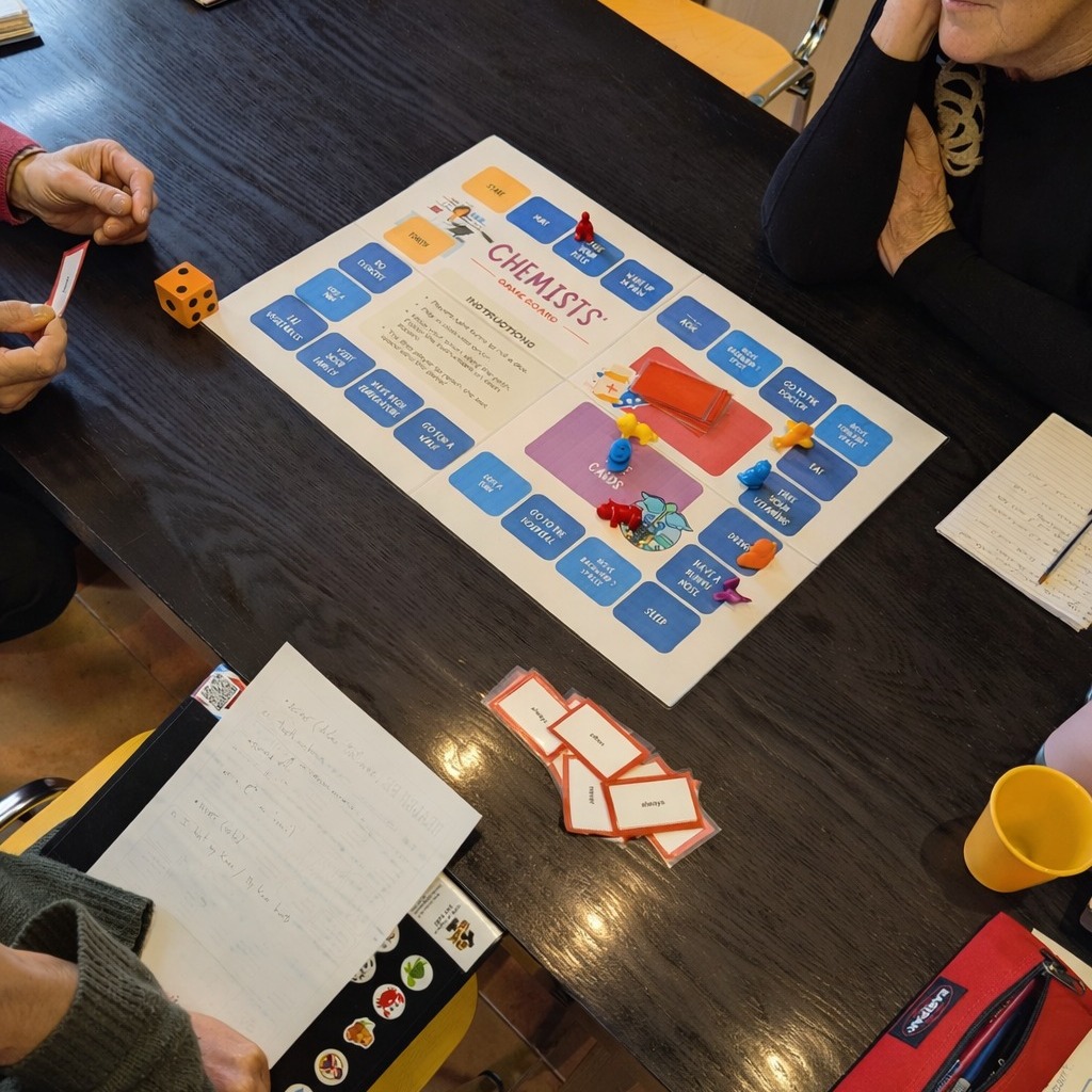 Alla First Class, la grammatica non è qualcosa da memorizzare — è qualcosa da vivere insieme 💬✨
Uno dei modi in cui lo facciamo è attraverso i giochi da tavolo. I giochi aiutano a spostare l’attenzione dal singolo individuo al gruppo, creando un ambiente rilassato e sereno dove tutti possono imparare in modo naturale.
Mandy e Francesca scelgono e adattano con cura diversi giochi da tavolo in base agli obiettivi grammaticali che stiamo studiando. Mentre i partecipanti si muovono sul tabellone, rispondono alle domande e parlano tra loro, esercitano le strutture linguistiche senza pressione — e spesso senza rendersi conto di quanto stanno imparando.
L’aula si riempie di conversazione, sorrisi e incoraggiamento. Gli errori diventano parte del gioco, non qualcosa di cui avere paura. Gli studenti si sostengono a vicenda, celebrano i successi e costruiscono fiducia passo dopo passo 💛
La grammatica non deve essere noiosa. Quando viene praticata attraverso l’interazione reale, diventa significativa, memorabile e piacevole.
Alla First Class, trasformiamo l’apprendimento in un’esperienza condivisa — dove la lingua cresce attraverso la connessione, la fiducia e il senso di comunità 🌈