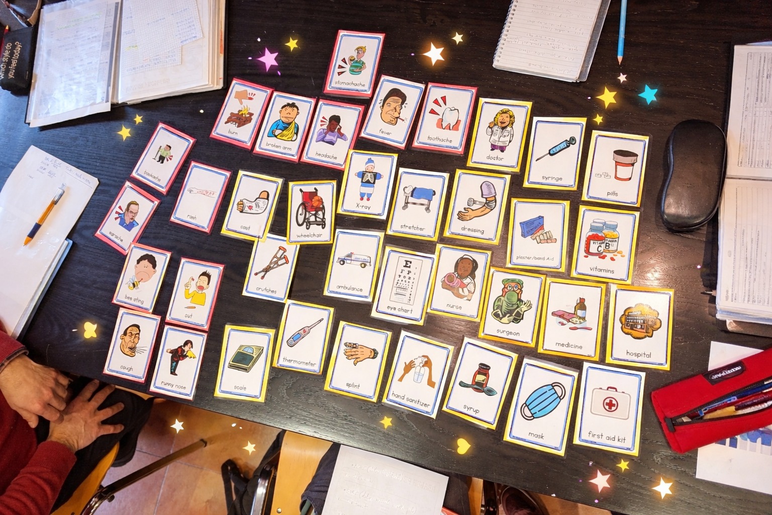 Alla First Class, impariamo l’inglese pensando alla vita reale — soprattutto ai momenti in cui abbiamo davvero bisogno di comunicare 💬
In questa lezione abbiamo parlato di cosa dire quando non ci sentiamo bene, di come spiegare i sintomi al medico e di come chiedere aiuto in farmacia.
Abbiamo usato immagini per riconoscere parole nuove e collegarle a situazioni reali. Questo aiuta gli studenti a sentirsi più sicuri e a ricordare il vocabolario con maggiore facilità.
Abbiamo poi praticato insieme con dialoghi e role-play. All’inizio c’è sempre un po’ di esitazione, ma piano piano arrivano i sorrisi, le risate e, soprattutto, la fiducia. È bellissimo vedere ogni studente trovare il coraggio di parlare e provare, sapendo che l’aula è uno spazio sicuro dove imparare 💛
Francesca e Mandy sono sempre molto felici quando sentono gli studenti usare le nuove parole in modo naturale durante la conversazione. Sono momenti speciali, perché mostrano che l’apprendimento sta diventando comunicazione reale.
Ecco uno dei dialoghi che abbiamo praticato:
👩⚕️ Doctor: Hello, how can I help you today?
🧑 Student: I’ve got a headache and a sore throat.
👩⚕️ Doctor: How long have you had these symptoms?
🧑 Student: Since yesterday.
👩⚕️ Doctor: You should rest and drink plenty of water. I’ll give you some medicine.
🧑 Student: Thank you, doctor.
And at the pharmacy:
🧑 Student: Hello, I’ve got a headache. Can you help me?
💊 Pharmacist: Yes, of course. Take this medicine twice a day.
🧑 Student: Thank you very much.
Alla First Class, cresciamo insieme, una conversazione alla volta 🌈