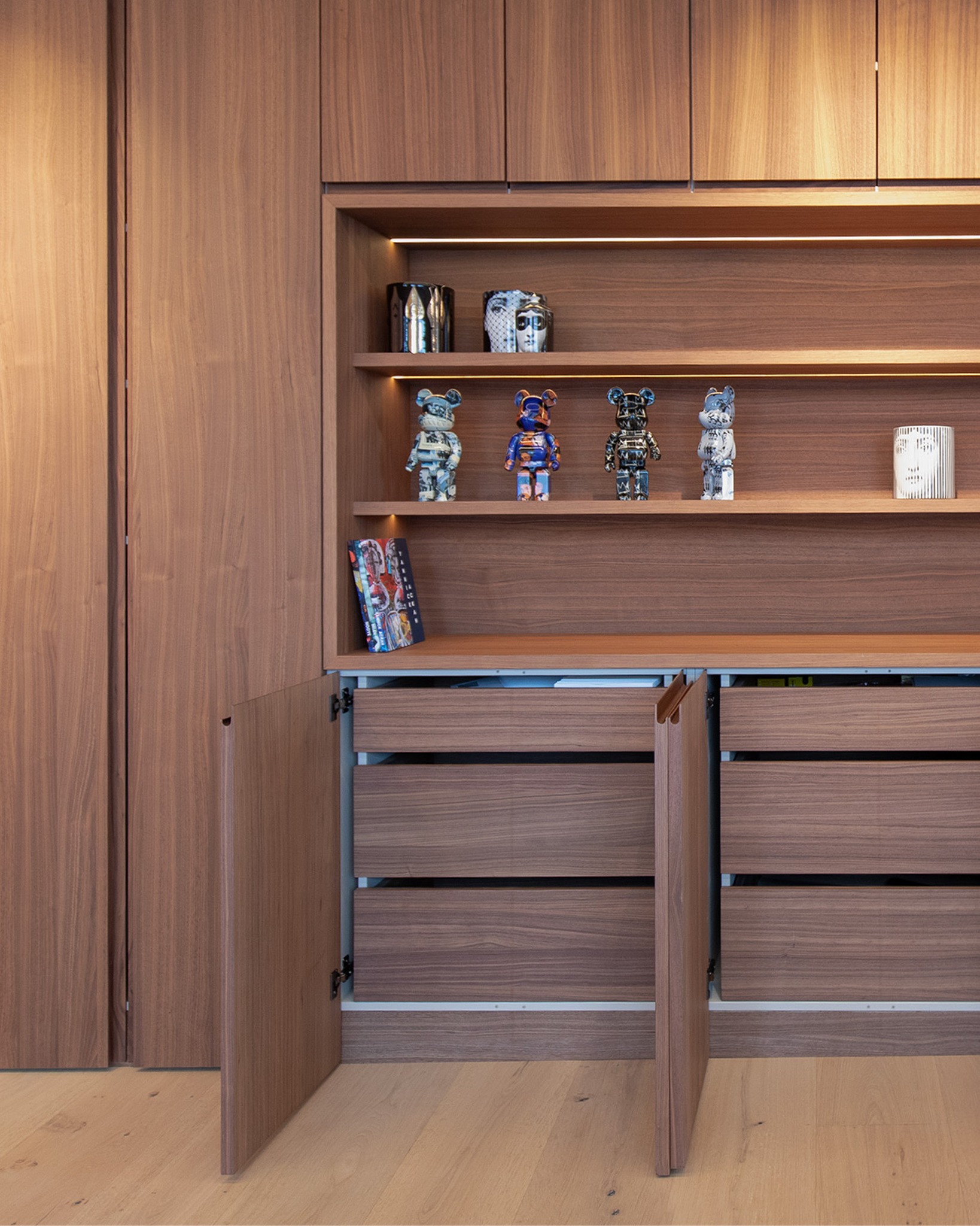 Feine Details. Alle Regalelemente, Türen und Schubladen sind Präzisionsarbeit und wurden mit individuell gefrästen Griffleisten sowie hochwertigster Beschlagstechnik ausgestattet. Integrierte Heizkörper und die Klimaanlage liegen verdeckt hinter maßgefertigten Verkleidungen.
#officedesign #nussbaum #einbauschrank #tischlerhandwerk #exklusiv