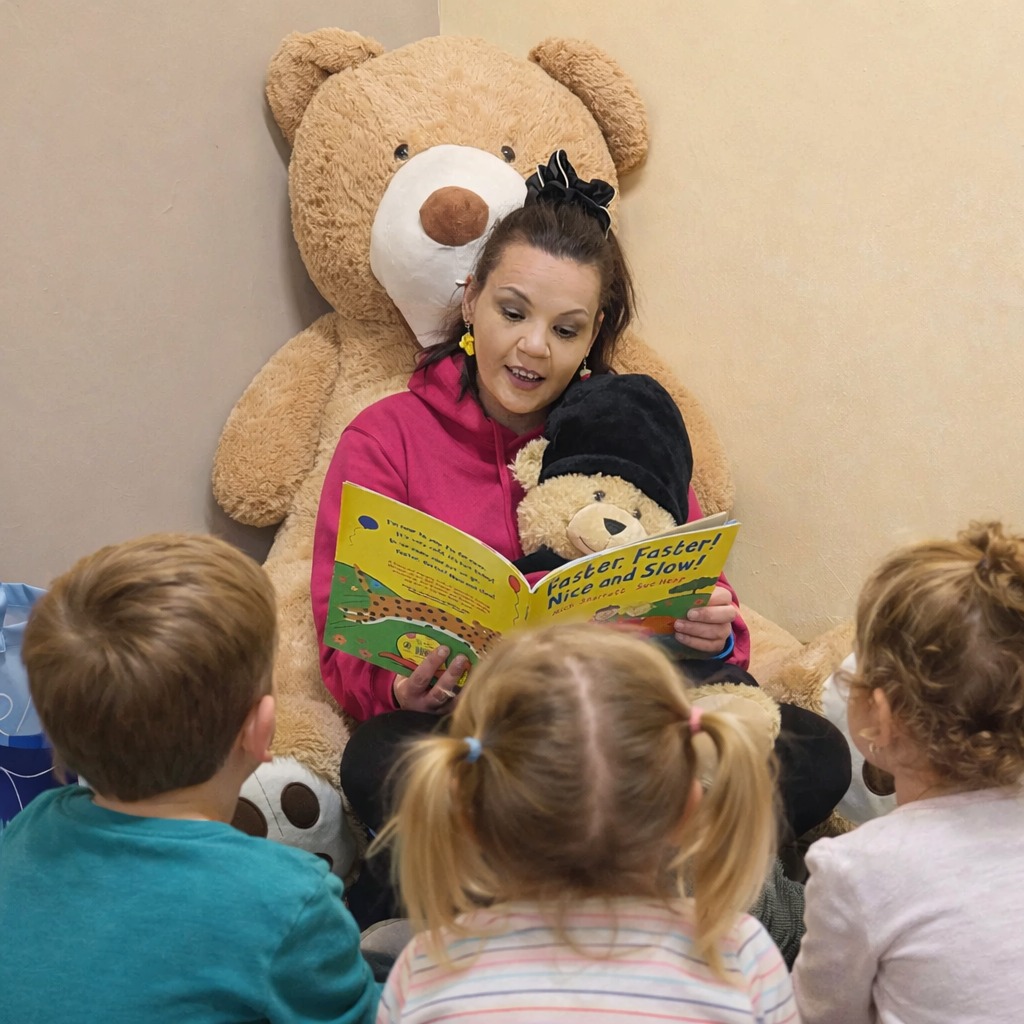 Alla First Class, sappiamo quanto sia importante che il tuo bambino si senta felice, sicuro e sereno mentre impara l’inglese 💛
Le nostre lezioni iniziano con canzoni e movimento, usando gesti e azioni per dare vita alla lingua. Mandy sceglie con cura canzoni ripetitive, coinvolgenti e ricche del vocabolario che stiamo imparando. Attraverso la musica e il movimento, il tuo bambino non ascolta soltanto le parole — le vive in modo naturale e gioioso.
Dopo il canto, passiamo al nostro vocabulary circle. Qui i bambini vedono, ascoltano e ripetono le nuove parole insieme, usando immagini, gesti e guida dolce. Questo li aiuta a familiarizzare con i suoni e il significato della lingua, costruendo fiducia in un ambiente sereno e accogliente.
Successivamente, arriviamo al momento della lettura della storia 📚
Il libro è scelto con attenzione per includere lo stesso vocabolario e le stesse strutture linguistiche della canzone e del vocabulary circle. Sentire di nuovo le parole all’interno di una storia aiuta il tuo bambino a comprenderle più profondamente e a ricordarle con più facilità. È bellissimo vedere la loro concentrazione mentre ascoltano, osservano e assorbono la lingua.
Infine, completiamo un semplice worksheet, che dà al tuo bambino l’opportunità di mostrare ciò che ha imparato. Questo rafforza la comprensione e costruisce un forte senso di soddisfazione e fiducia.
Questo è l’inglese a 360 gradi, anche in tenera età. Ogni parte della lezione è collegata — canzone, movimento, vocabulary circle, storia e attività — creando un’esperienza completa e naturale.
Questo è ciò che rende la First Class speciale.
Questo è il First Class way 🌈