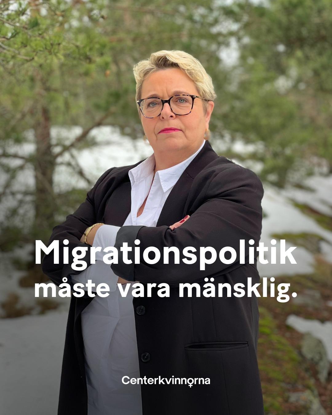 Vi kan ha en reglerad migration och samtidigt hålla fast vid något så grundläggande som medmänsklighet. Det ena utesluter inte det andra.
När barn och tonåringar som bott länge i Sverige, går i skolan här, har sin familj och hela sin vardag här utvisas, gör det ont i många av oss. För att lagar måste fungera i verkliga liv.
Ett rättssäkert system ska vara förutsägbart. Men det måste också kunna väga in hur lång tid som gått, hur stark anknytningen är och vad en utvisning faktiskt innebär för en ung människa mitt i livet - som följt alla regler.
Som Centerkvinnor står vi för frihet, ansvar och rättsstatens principer. Just därför säger vi också att migrationspolitik måste vara mänsklig. Ett starkt samhälle klarar av både ordning och omtanke.