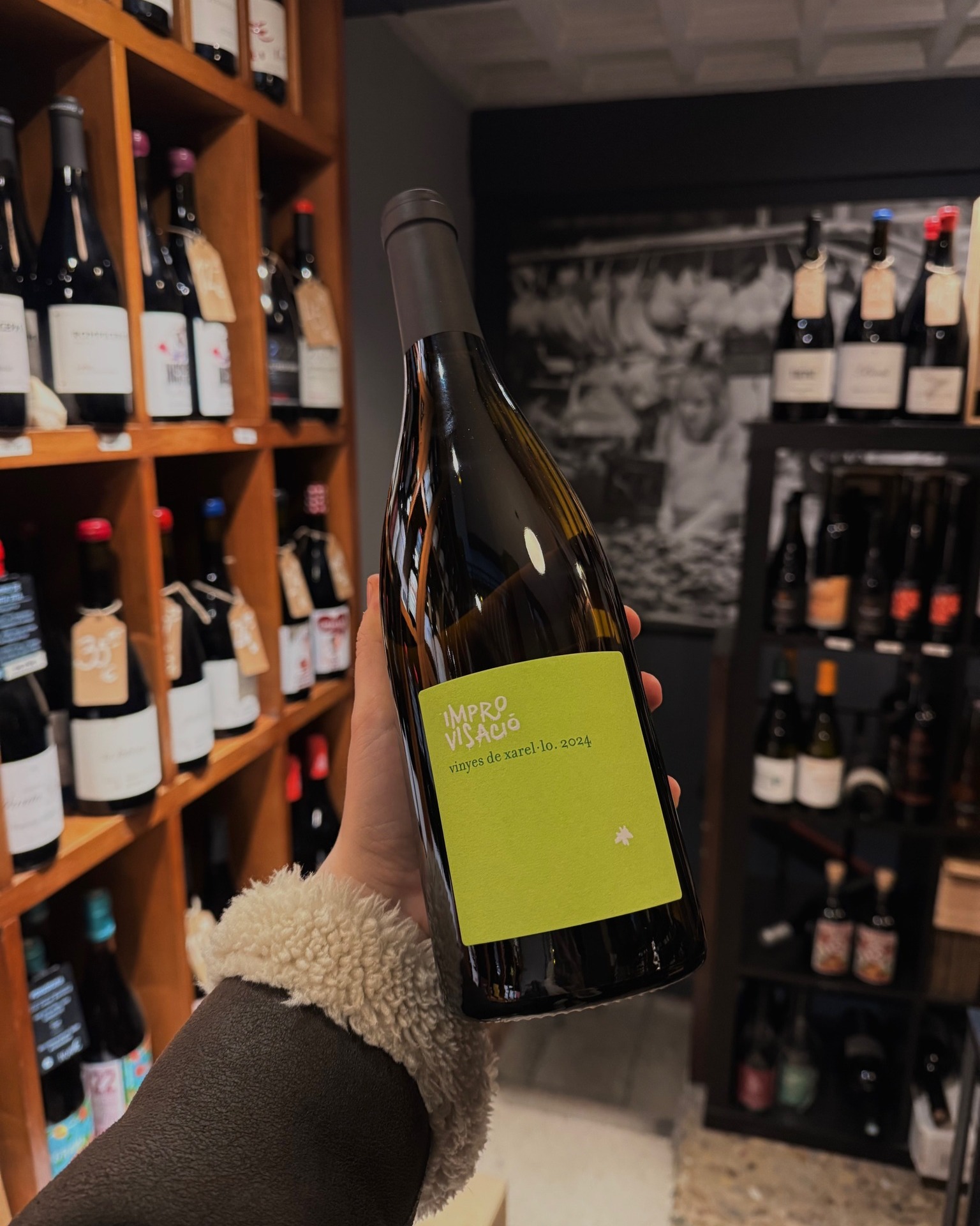 Recibimos con mucha ilusión las nuevas añadas de la bodega de @enric_soler un proyecto que trabaja el Penedès desde la precisión, el respeto por el terruño y una mirada profundamente honesta hacia el vino.
Vinos de parcela, elaborados con sensibilidad, mínima intervención y una identidad que habla claro en cada copa.