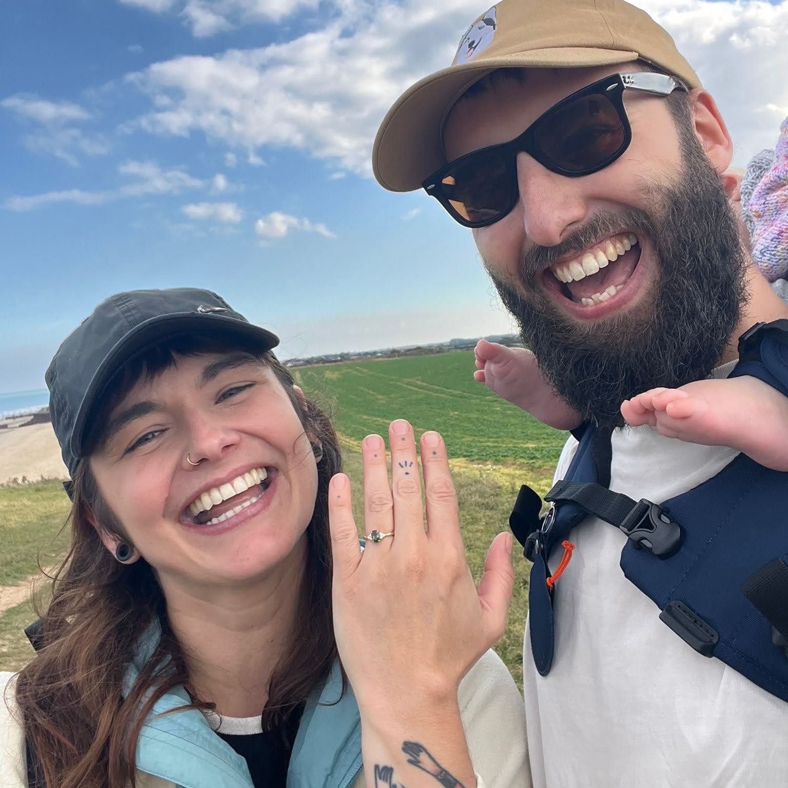 Congratulations to J & E who got engaged with a beautiful forest green Rosalia ring🥰 Such a perfect location too!
I just love seeing those big smiles!😁🤗 Thank you for sharing these lovely pictures