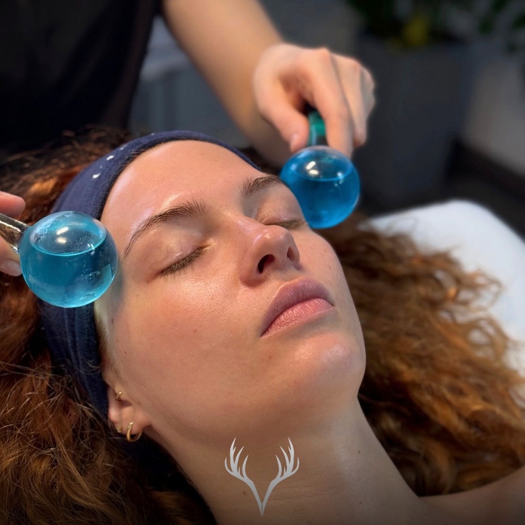 Ice Globes Massage 🧊✨ der Sommer-Favorit in unseren Facials in Baden
Vor allem im Sommer lieben unsere Kund:innen diesen Step: Während bestimmte Masken einwirken, nutzen wir Ice Globes für eine sanfte Kühl-Gesichtsmassage. Das fühlt sich nicht nur himmlisch an – es hat auch einen richtig schönen Sofort-Effekt.
Warum wir Ice Globes so gerne einsetzen:
• die Haut beruhigt sich spürbar (ideal nach einer intensiven Ausreinigung)
• Rötungen und Hitzegefühl können sich schneller „runterfahren“
• Schwellungen wirken oft reduziert, das Gesicht sieht frischer aus
• die Poren wirken direkt danach oft feiner/zusammengezogen (temporär)
• und ja: dieser „glowy, tight, refreshed“ Look ist real ✨
Und das Beste: Die Ice Globes Massage ist bei uns kostenlos, wenn sie in dein Treatment passt. 🤍
📍 Beauty Bar Baden – Facials & Hautgesundheit
📞 Termine telefonisch oder über unser Online-Buchungstool
#iceglobes #iceglobesmassage #gesichtsmassage #kuehlmassage #sommerfacial #facialbaden #kosmetikbaden #beautybarbaden #badenbeiwien #ausreinigung #poren #glow #hautberuhigen #skinrefresh #selfcarebaden