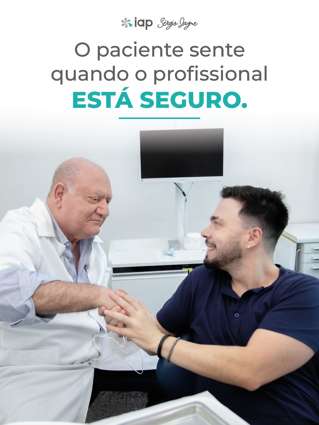 Segurança clínica não se constrói no discurso.
Ela aparece no planejamento, na forma de conduzir o tratamento e na tranquilidade durante a execução.
É exatamente esse tipo de maturidade que está sendo desenvolvida agora, na formação clínica em implantodontia conduzida pelo Dr. Sérgio Jayme — um curso em andamento, com acompanhamento próximo, prática real e troca constante.
👉 Formação presencial em implantodontia
👉 Informações no link da bio