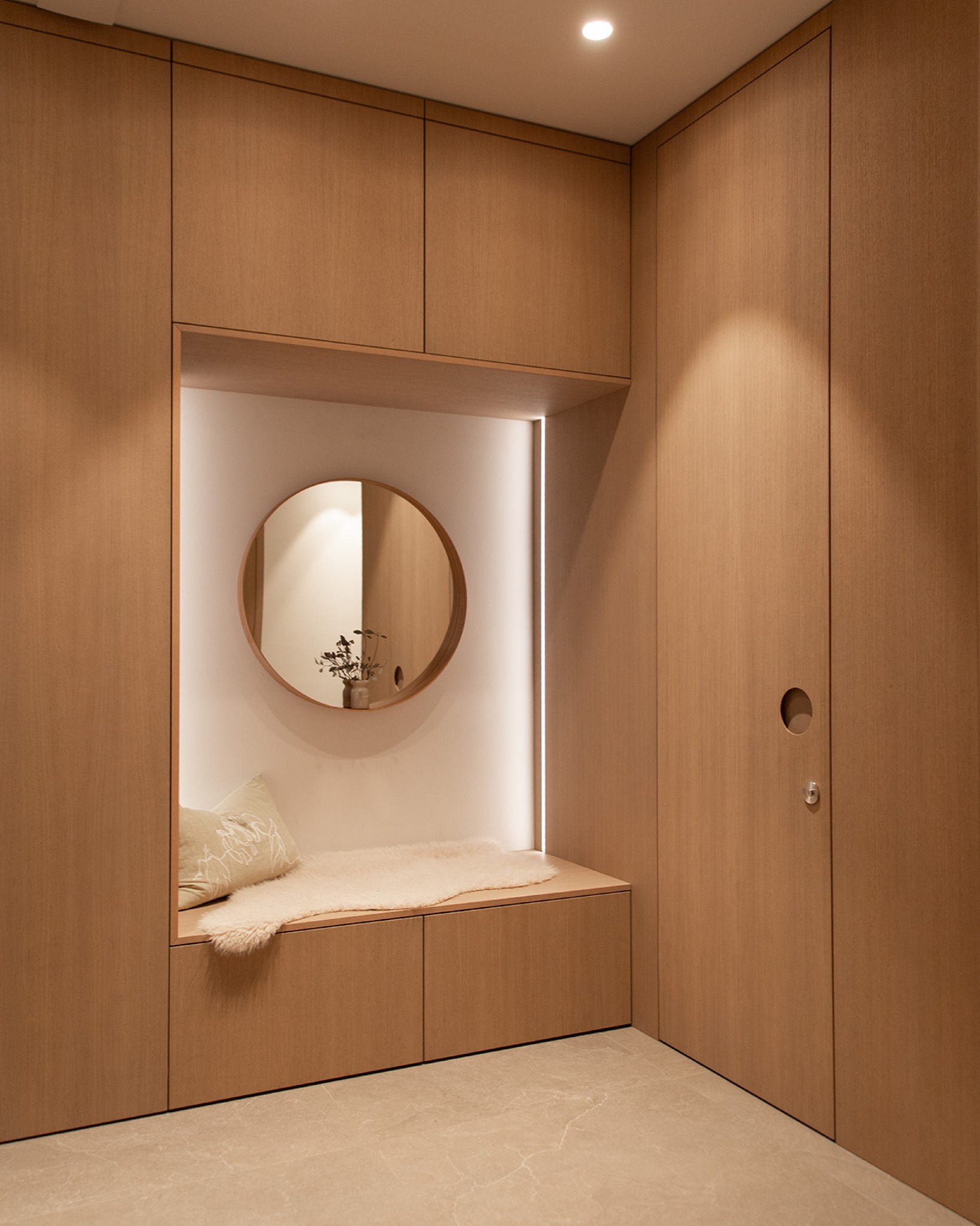 Japandi-Garderobe mit Charakter: Tür- und Schubladenelemente, verkleidet in warmer Eiche, bringen Natürlichkeit und zeitlose Eleganz in den Eingangsbereich. Die indirekte Beleuchtung sorgt für eine behagliche Atmosphäre und heißt jeden willkommen, noch bevor das Zuhause richtig beginnt.
Funktional durchdacht, ästhetisch reduziert – ein Entrée, das einladender kaum sein könnte.
#japandi #interiorgoals #einbauschrank #holzhochzwei #maßgefertigt #garderobe