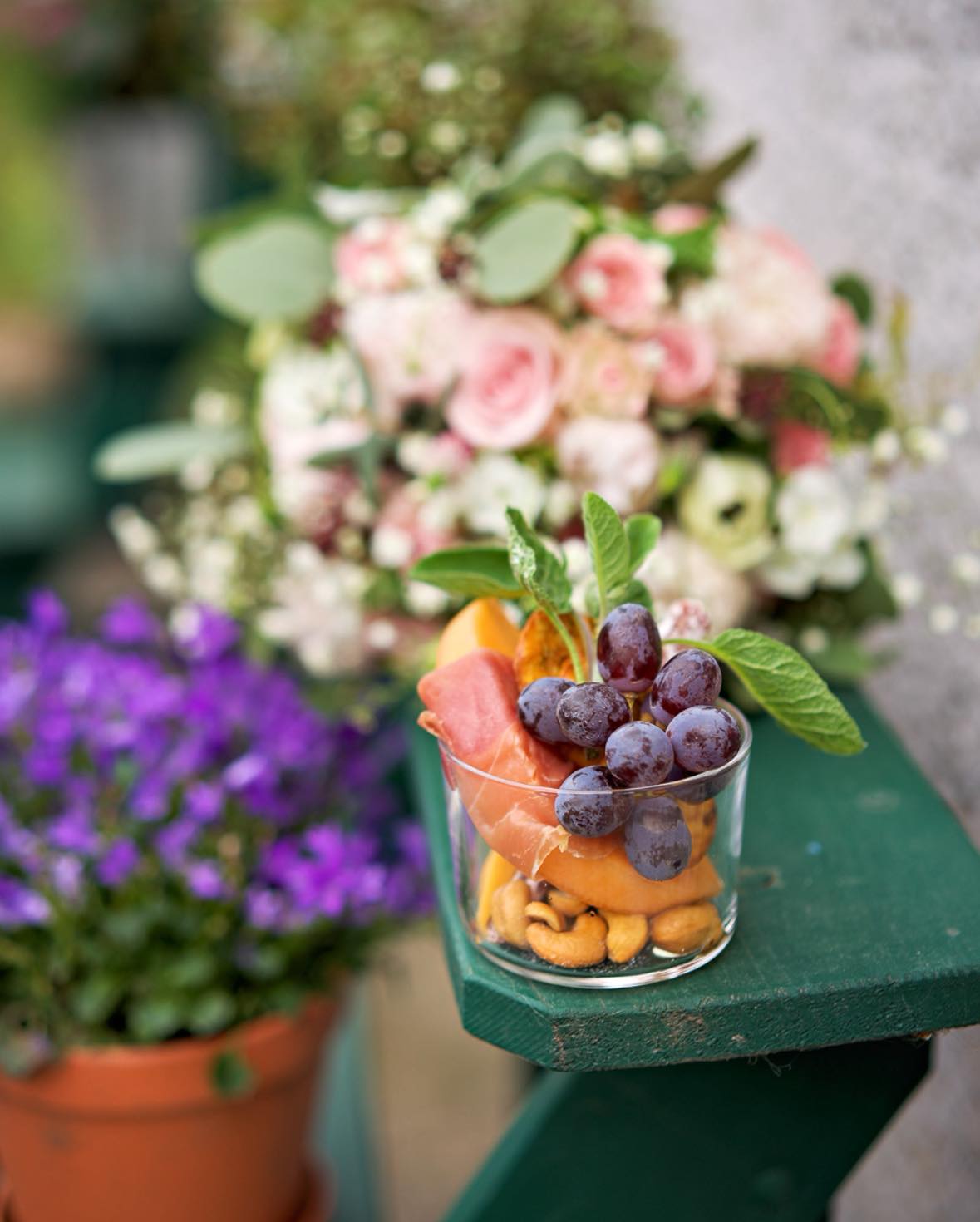 Die kleinen Details machen den Unterschied 🤍
Frische Trauben, Melone, Kräuter, Nüsse – liebevoll angerichtet im Glas.
Nicht nur ein Snack, sondern Teil eines durchdachten Gesamtkonzepts.
Genau diese Kleinigkeiten erzählen die Geschichte einer Hochzeit:
Persönlich. Stilvoll. Mit Herz geplant.
Ich liebe es, auch diese Momente festzuhalten –
weil sie den Tag komplett machen.
#hochzeitsdetails #cateringliebe #gartenhochzeit #privatedinner #hochzeitscatering #hochzeitimgruenen #hochzeitsfotograf #hochzeitsfotografie #hochzeitsreportage #hochzeit2026 #hochzeit2027 #hochzeitbrandenburg #hochzeitsfotografbrandenburg #neuruppin #ostprignitzruppin #heirateninbrandenburg #emotionalehochzeit #authentischehochzeit #weddinggermany #weddingdetails #frankefotografie
